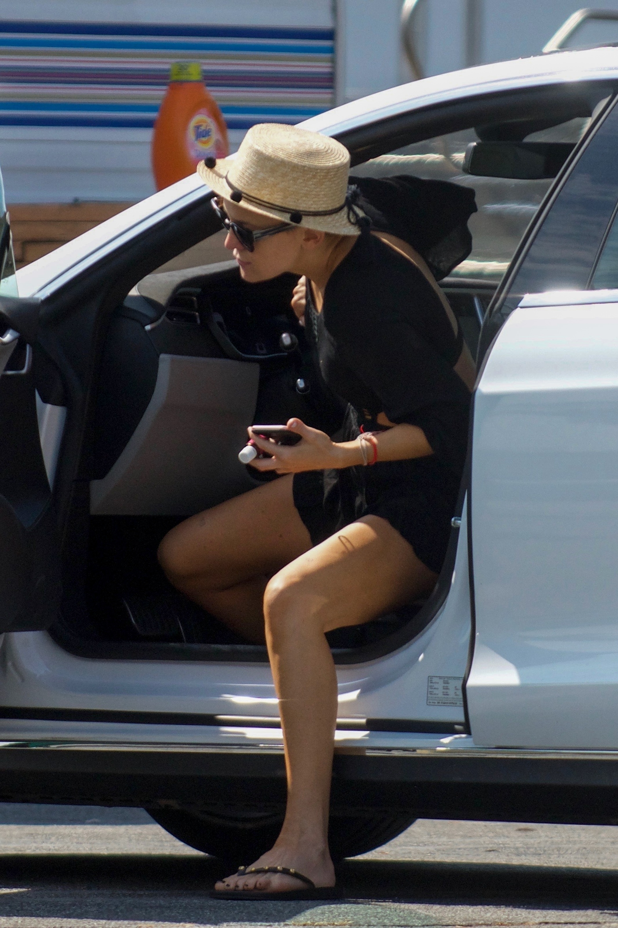 kate-hudson-on-the-set-of-quotsisterquot-in-la-august-31-22-pics-2.jpg