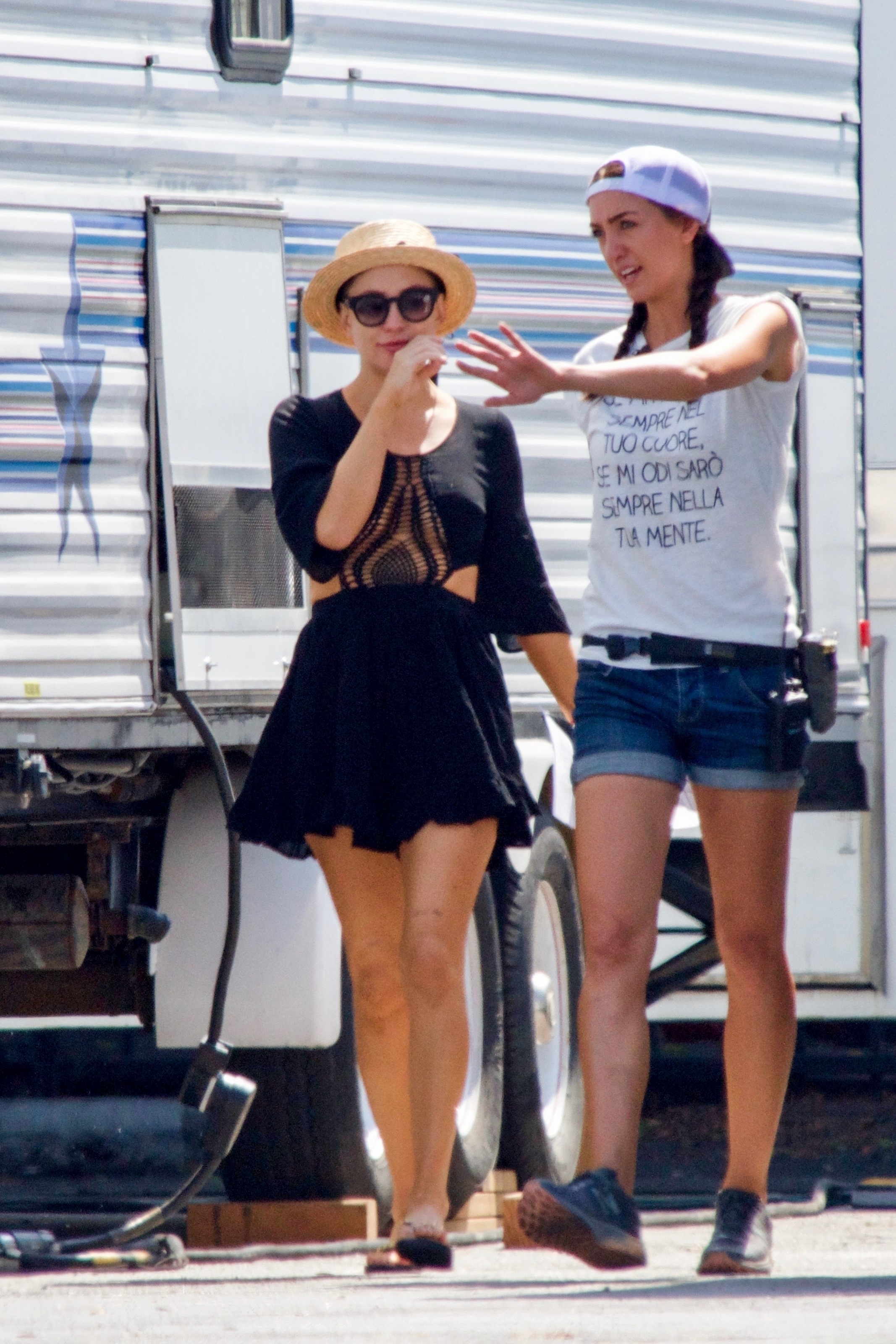 kate-hudson-on-the-set-of-quotsisterquot-in-la-august-31-22-pics-13.jpg