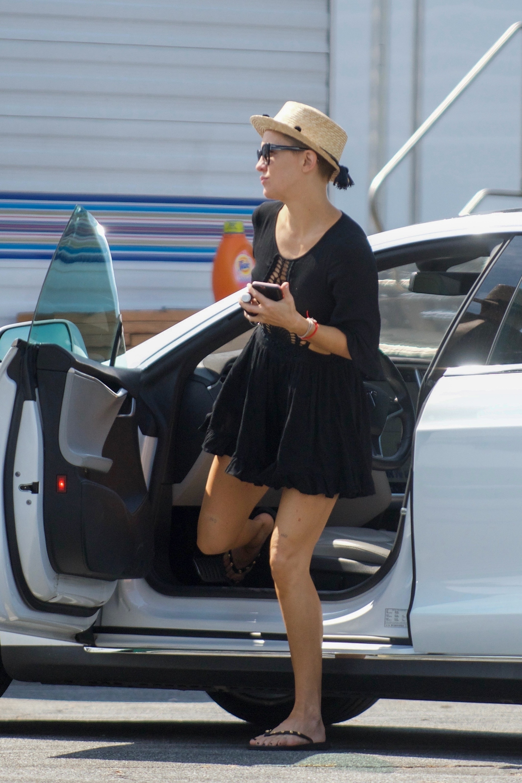 kate-hudson-on-the-set-of-quotsisterquot-in-la-august-31-22-pics-3.jpg