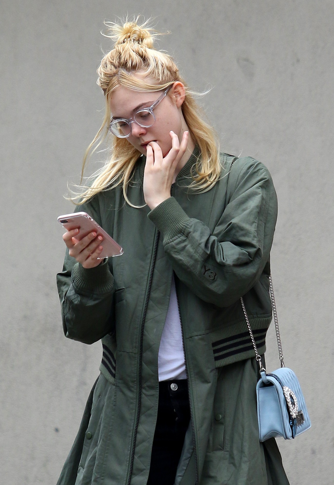 elle-fanning-out-in-nyc-9317-7.jpg