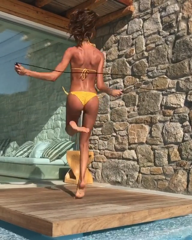 Izabel Goulart -- MOSN 140717 To 141217 039.png