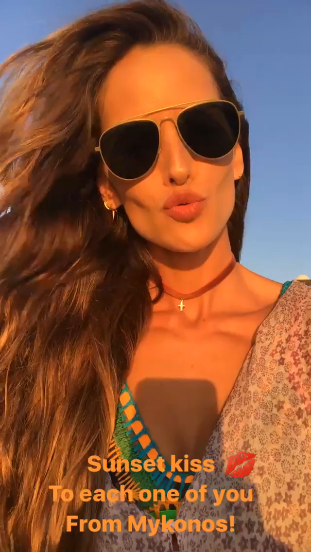 Izabel Goulart -- MOSN 140717 To 141217 036.png