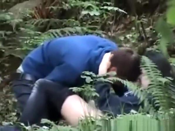 Teen couple caught fucking in public park (15).jpg