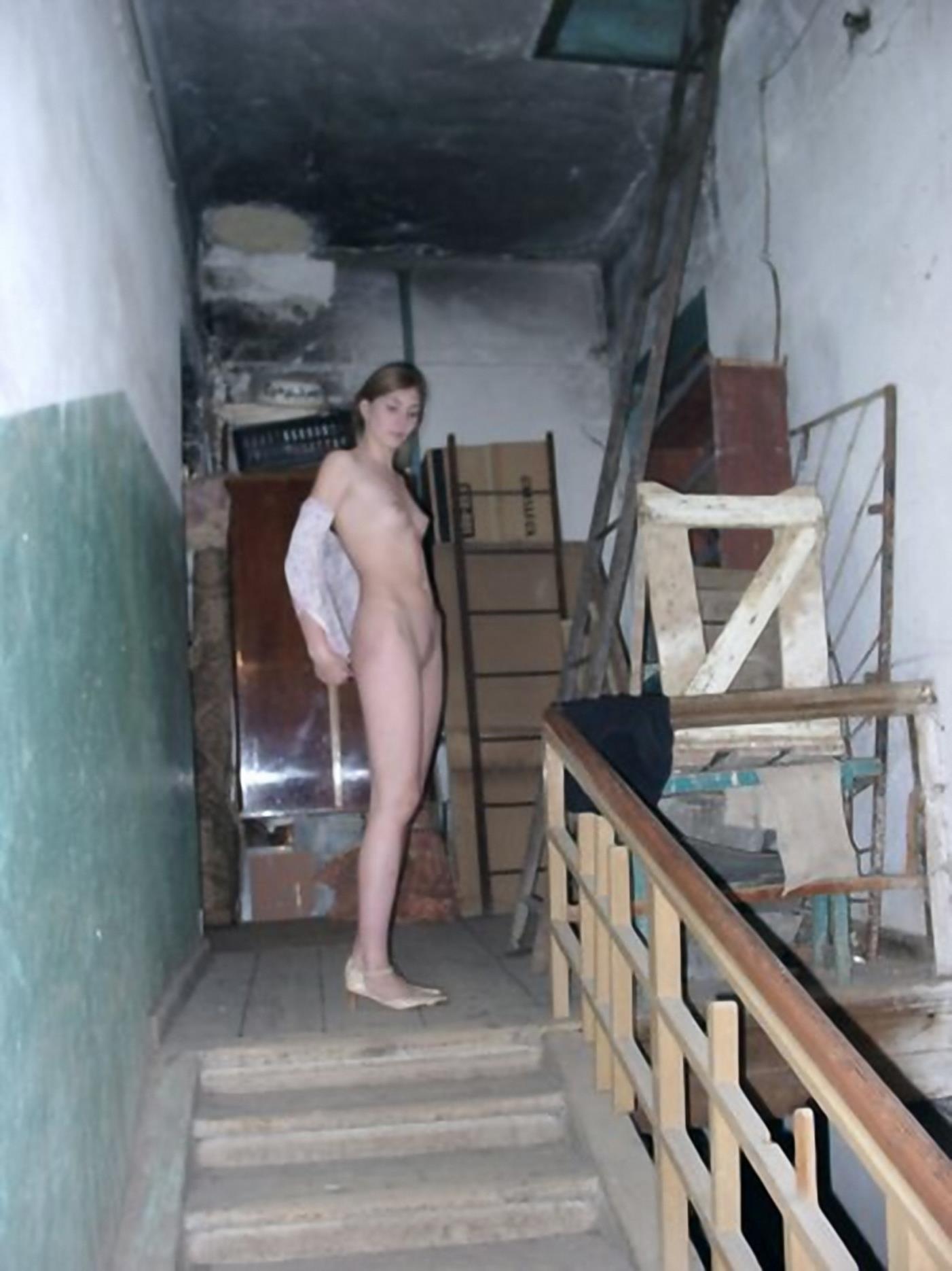 жена голая в подъезде фото фото 34