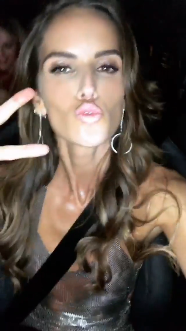 Izabel Goulart -- MOSN 141217 To 160218 039.png