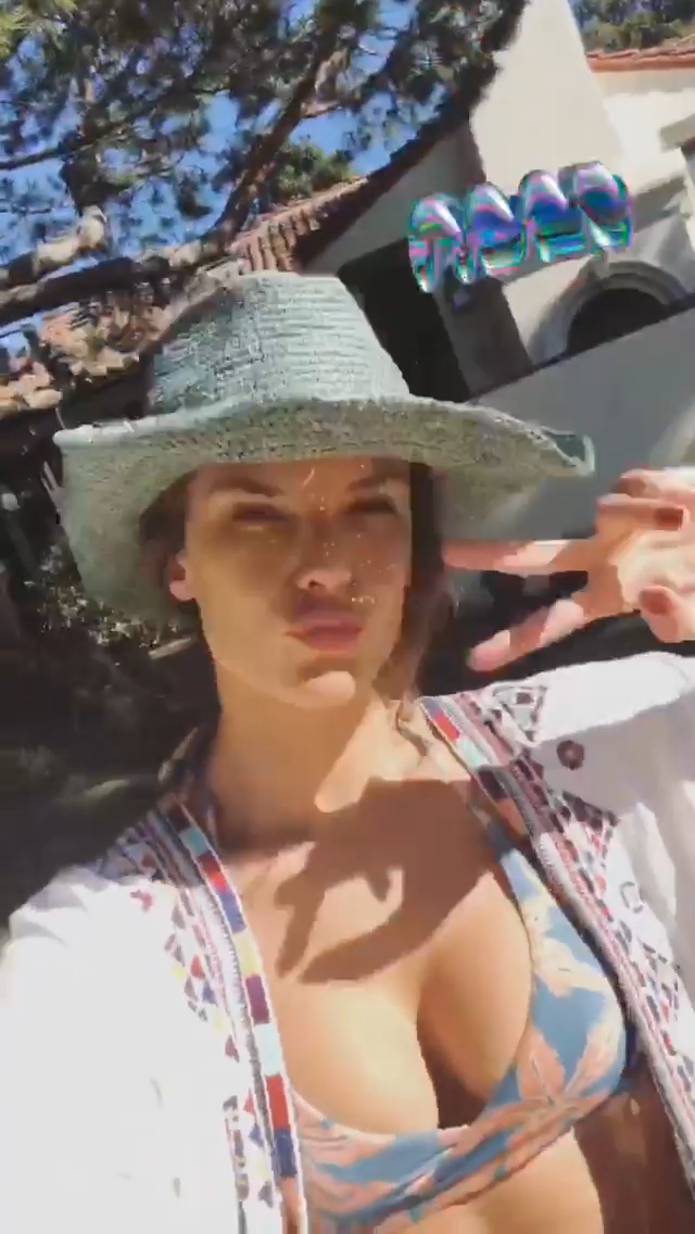 Alessandra Ambrosio -- MOSN 1111017 To 160218 054.png