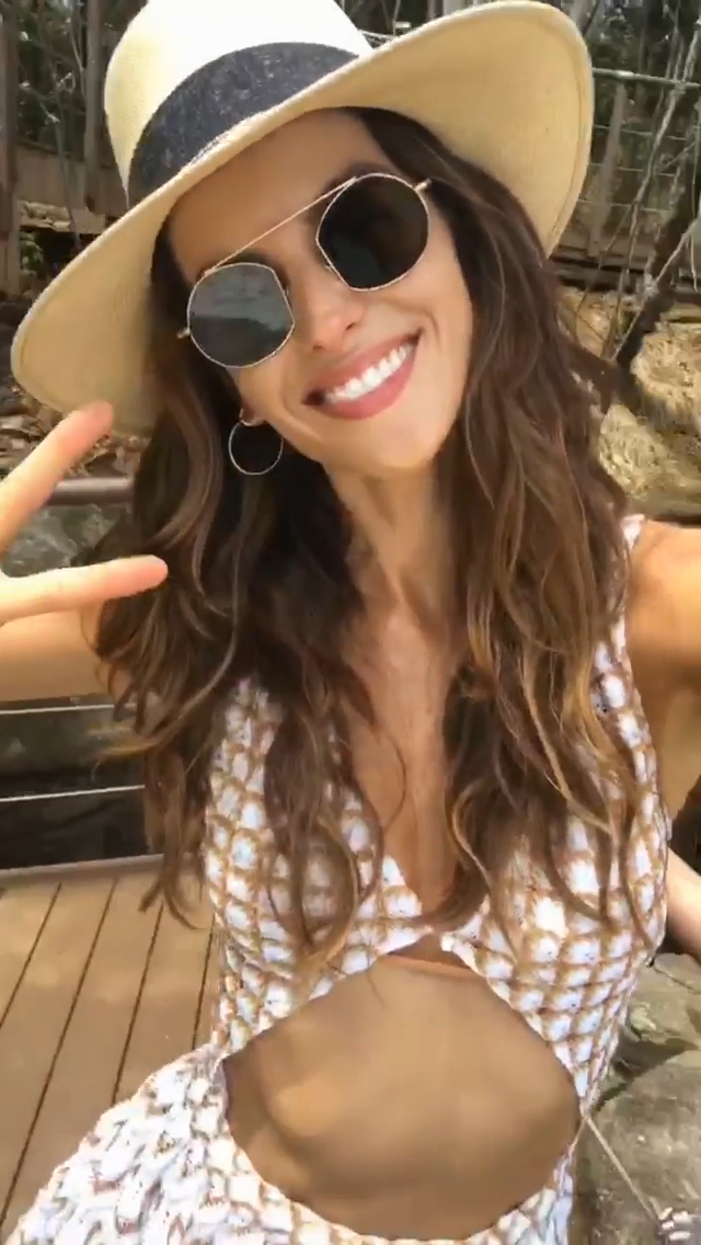 Izabel Goulart -- MOSN 141217 To 160218 053.png