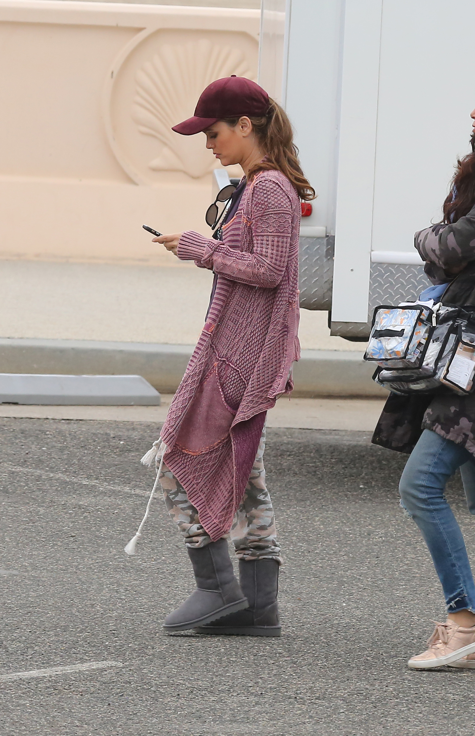 rachel-bilson-filming-take-two-in-malibu-31418-5.jpg