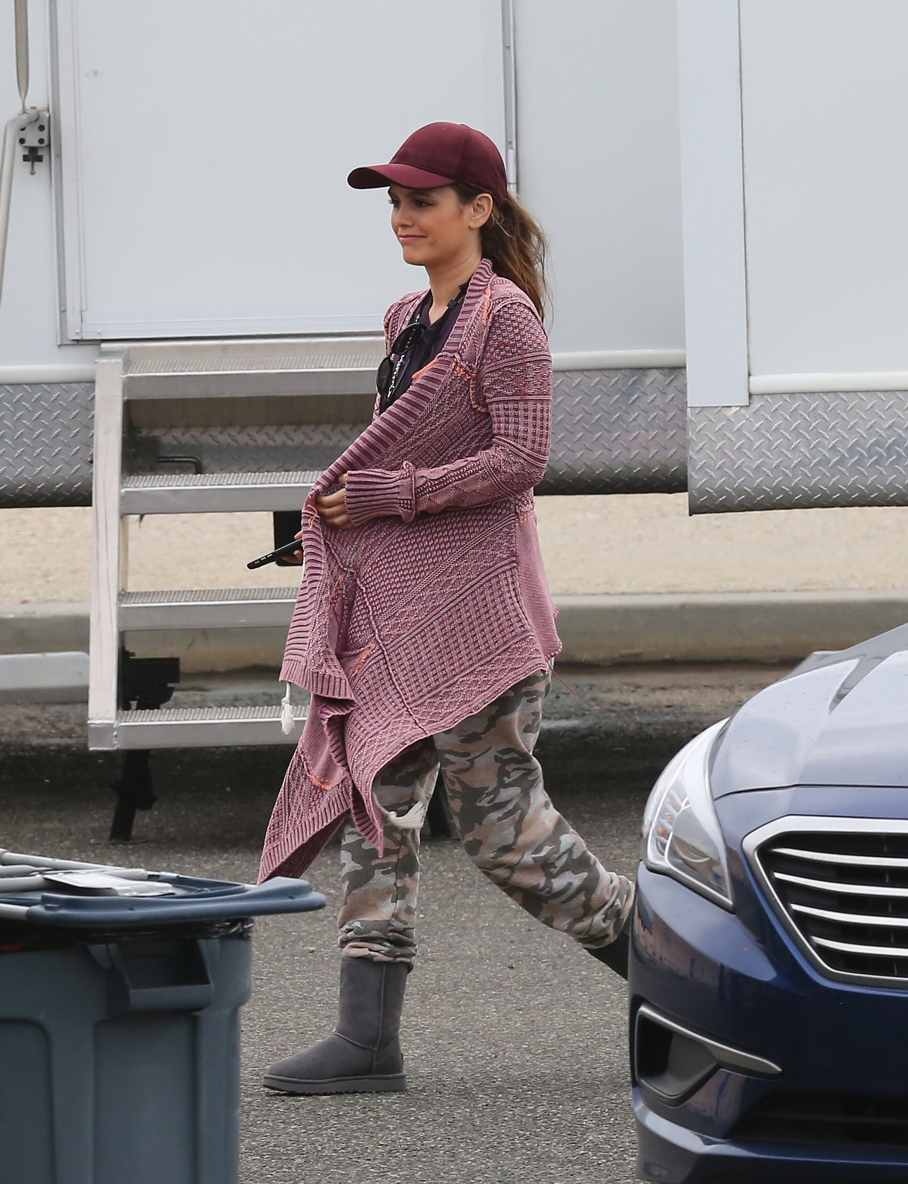 rachel-bilson-filming-take-two-in-malibu-31418-9.jpg