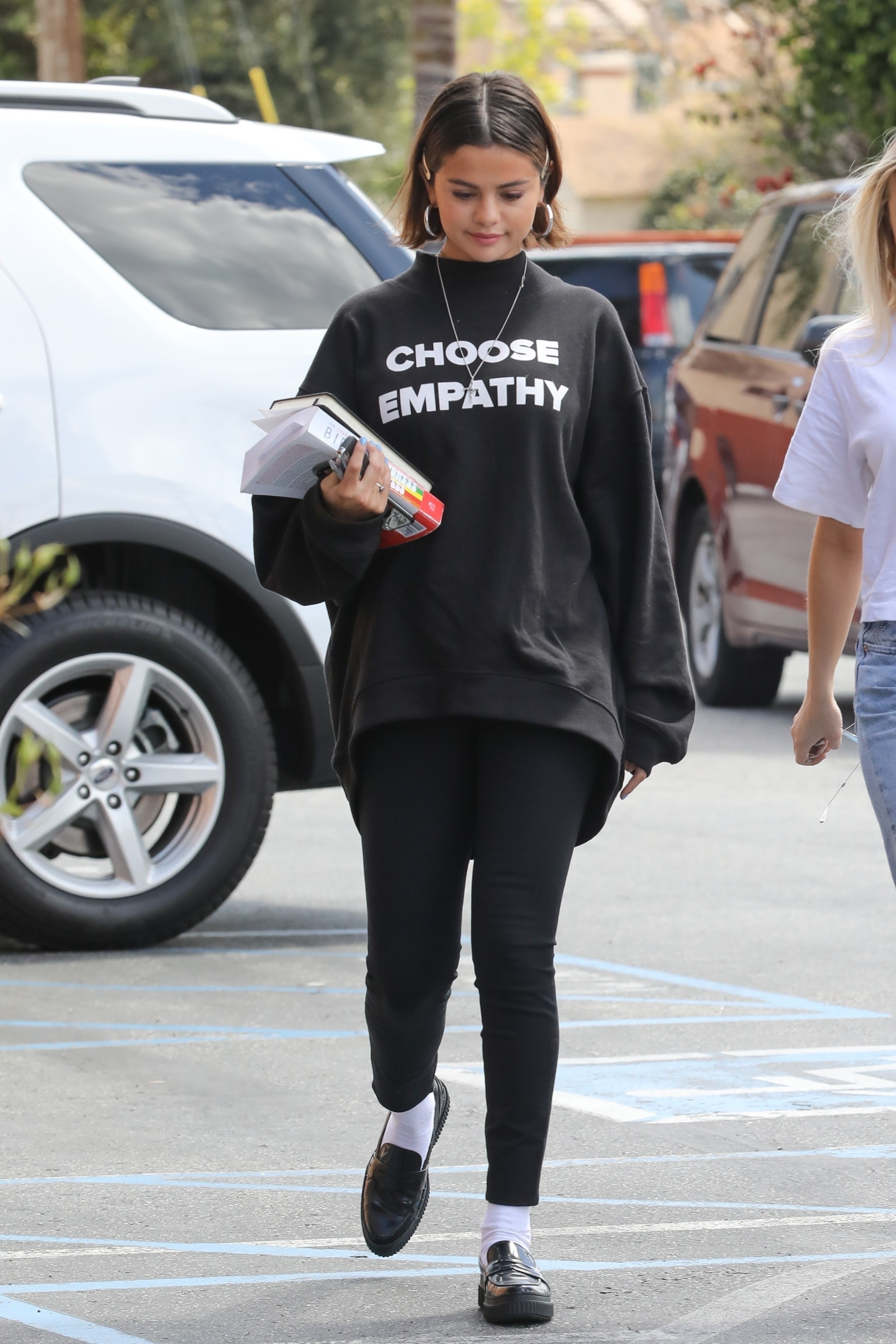 selena-gomez-out-for-lunch-in-studio-city-32518-11.jpg