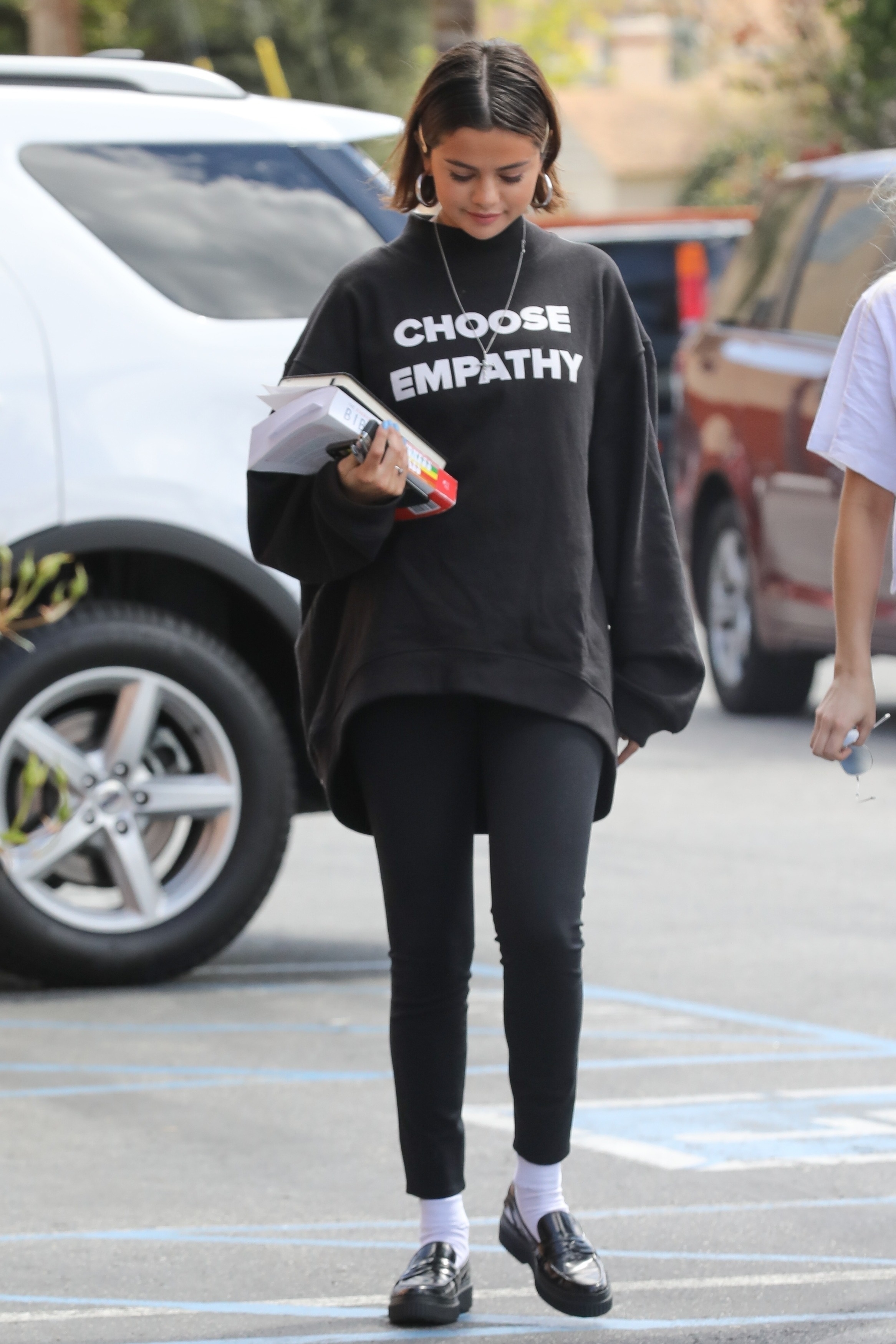 selena-gomez-out-for-lunch-in-studio-city-32518-12.jpg