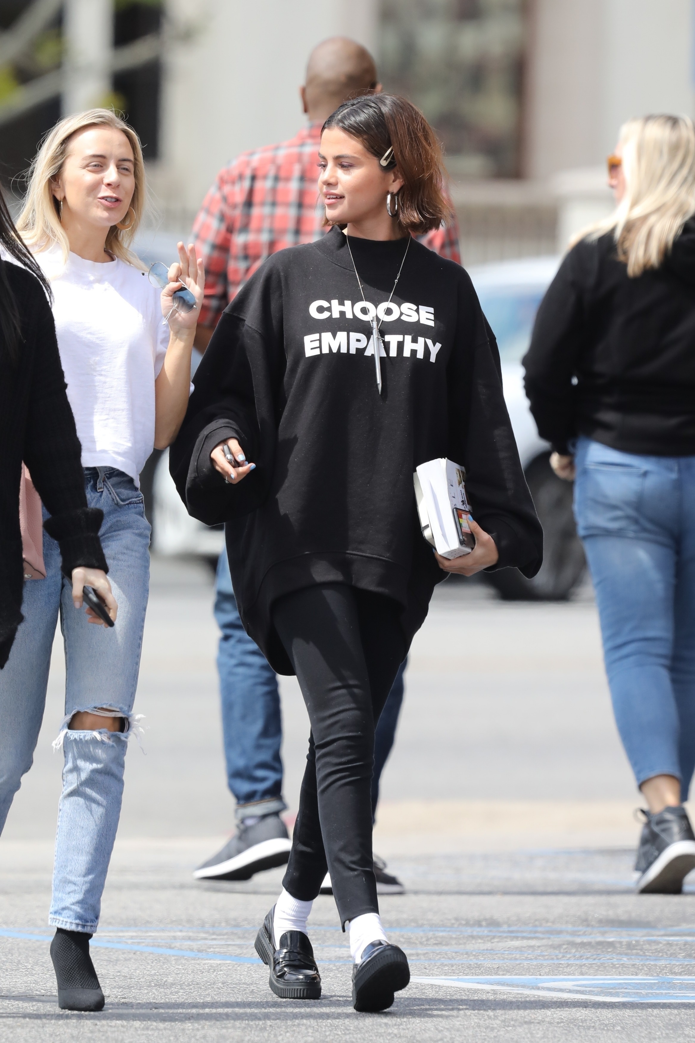 selena-gomez-out-for-lunch-in-studio-city-32518-21.jpg