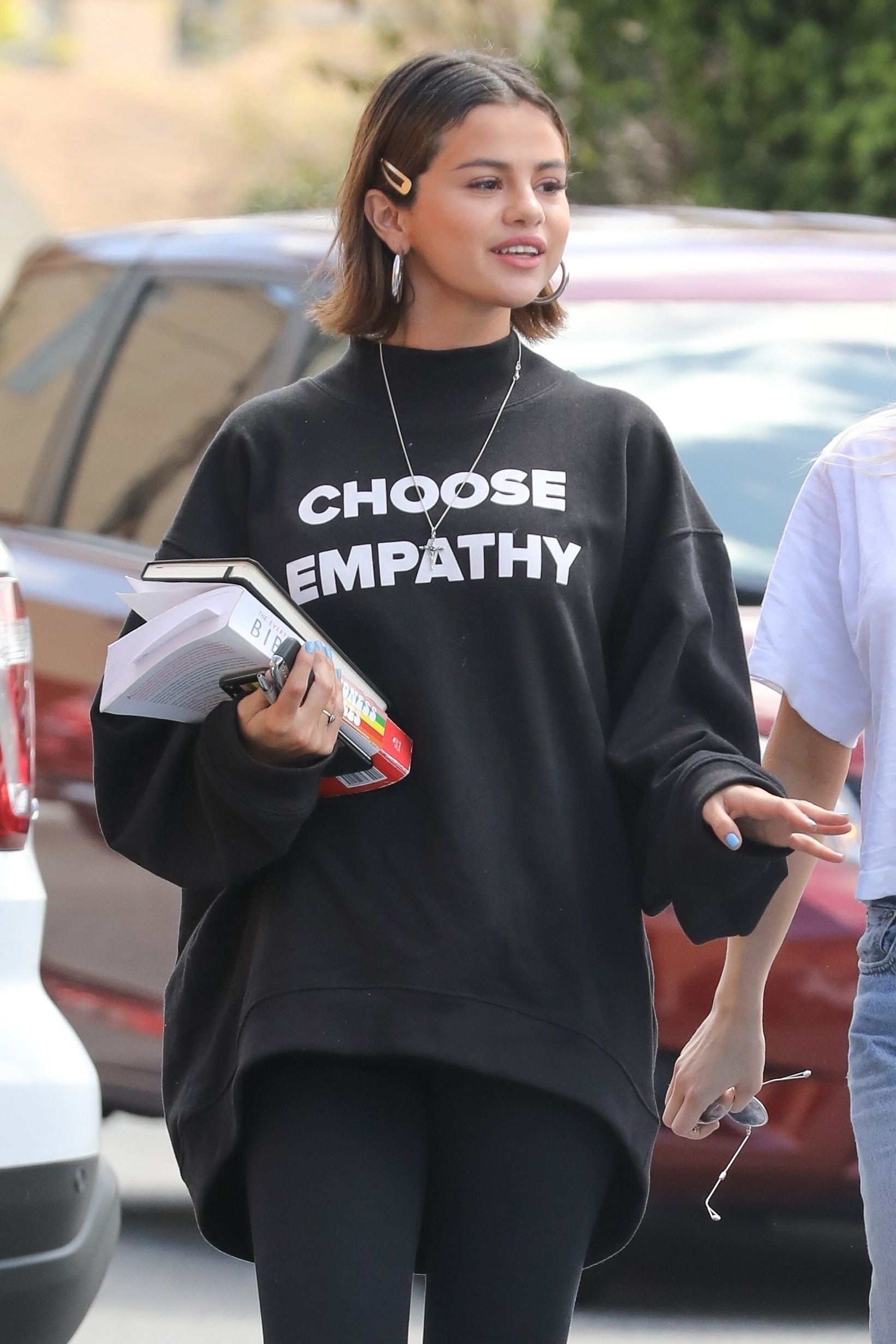 selena-gomez-out-for-lunch-in-studio-city-32518-4.jpg