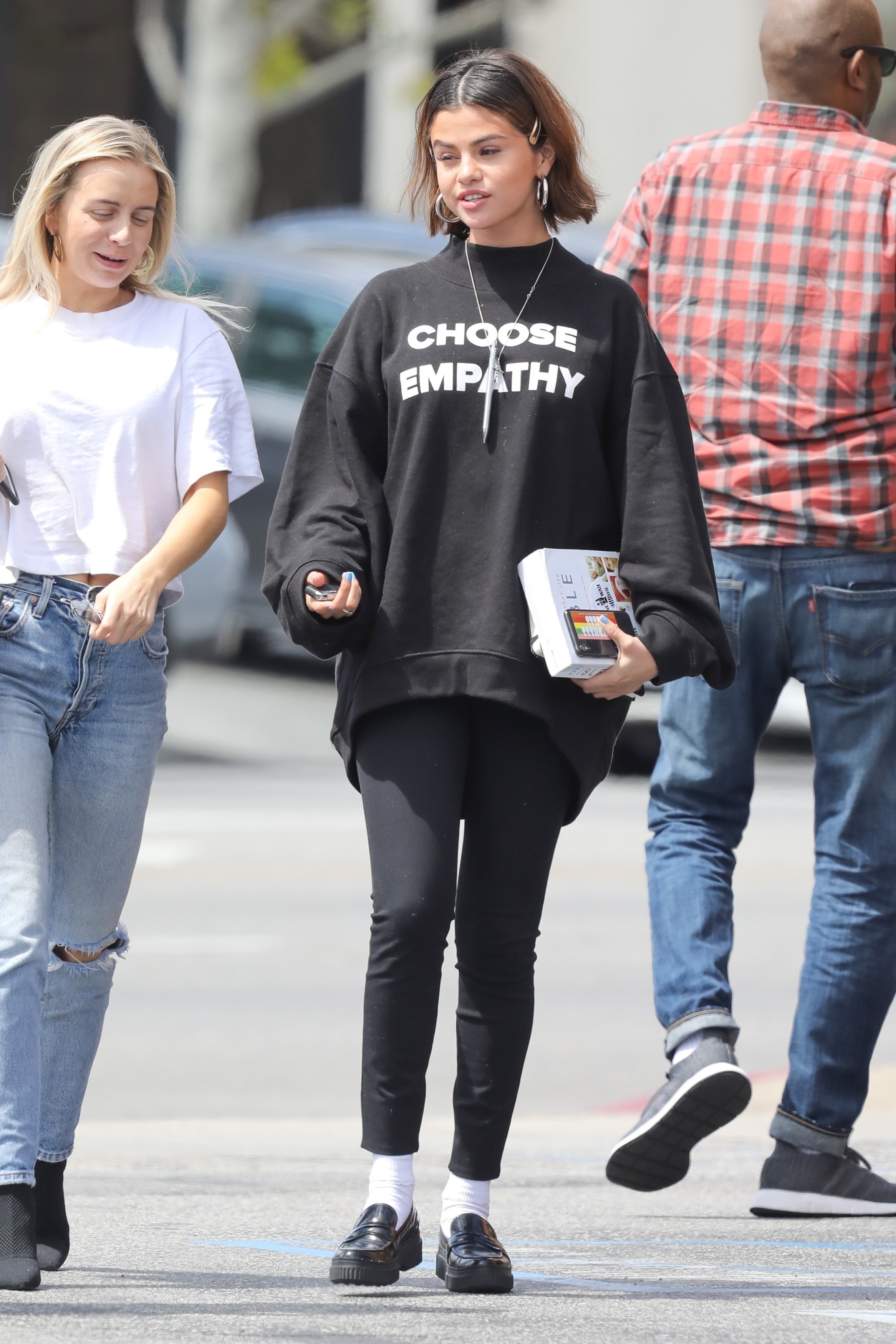 selena-gomez-out-for-lunch-in-studio-city-32518-26.jpg