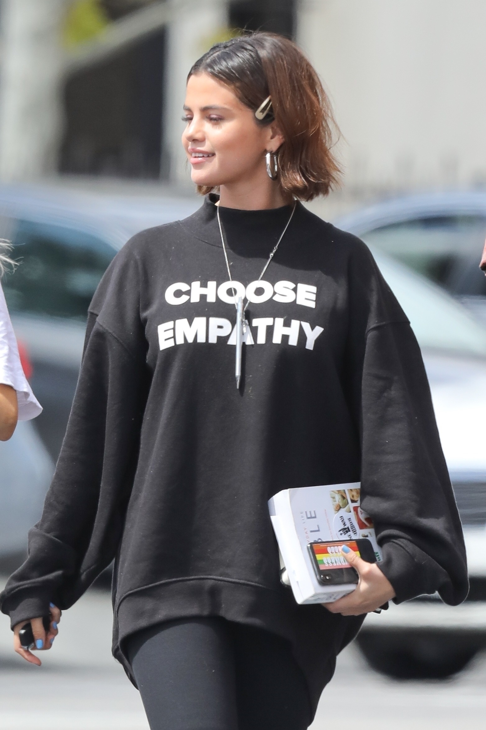 selena-gomez-out-for-lunch-in-studio-city-32518-8.jpg