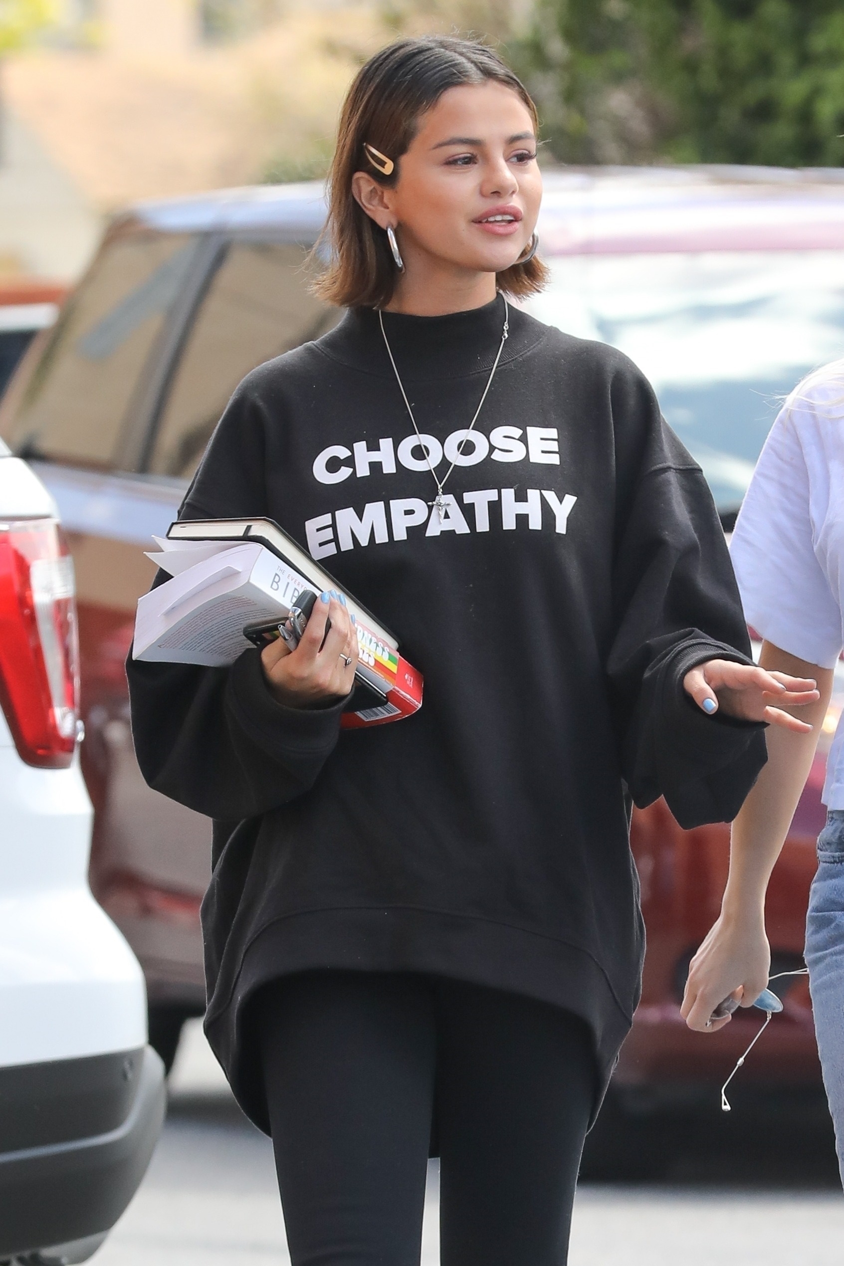 selena-gomez-out-for-lunch-in-studio-city-32518-7.jpg