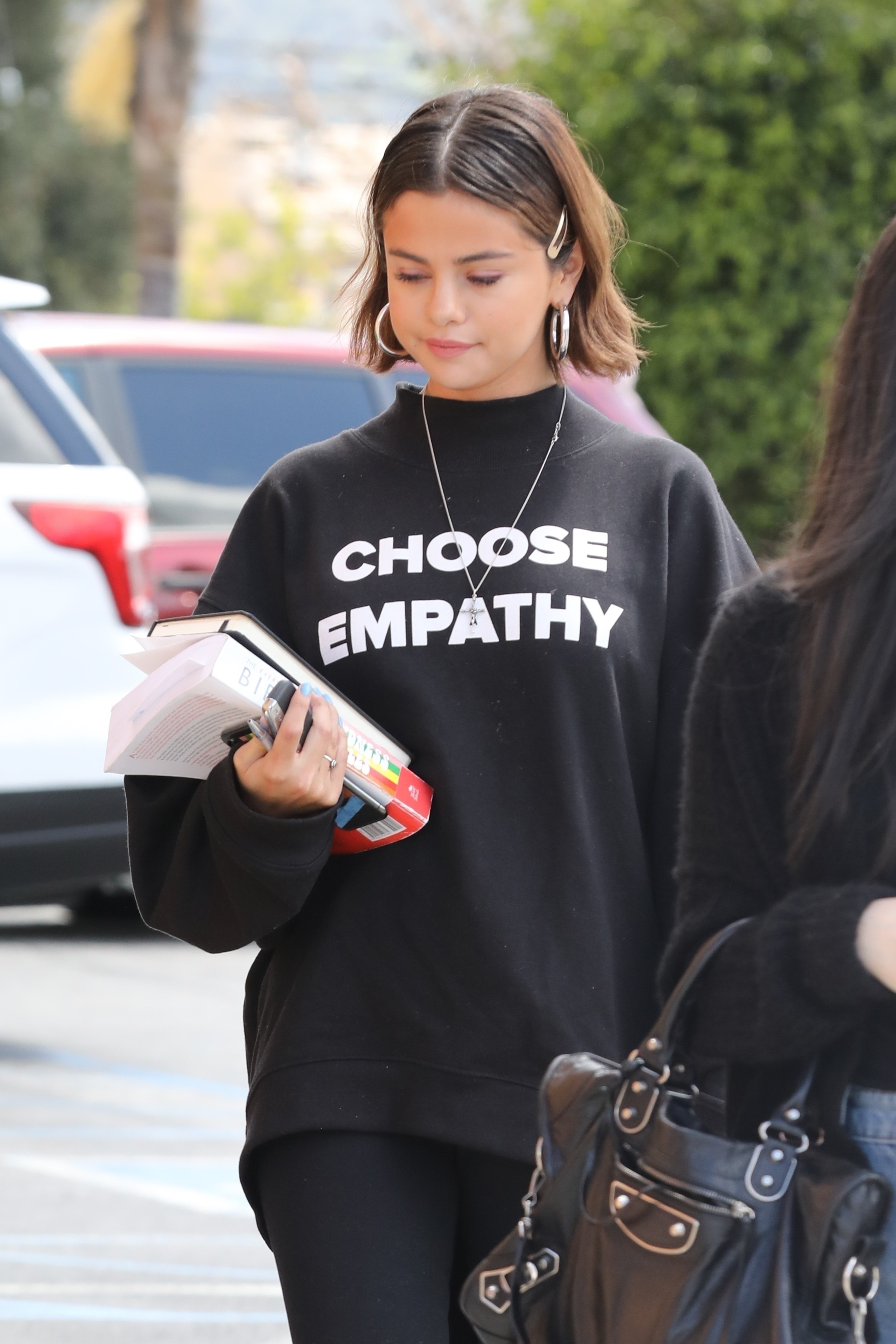 selena-gomez-out-for-lunch-in-studio-city-32518-3.jpg