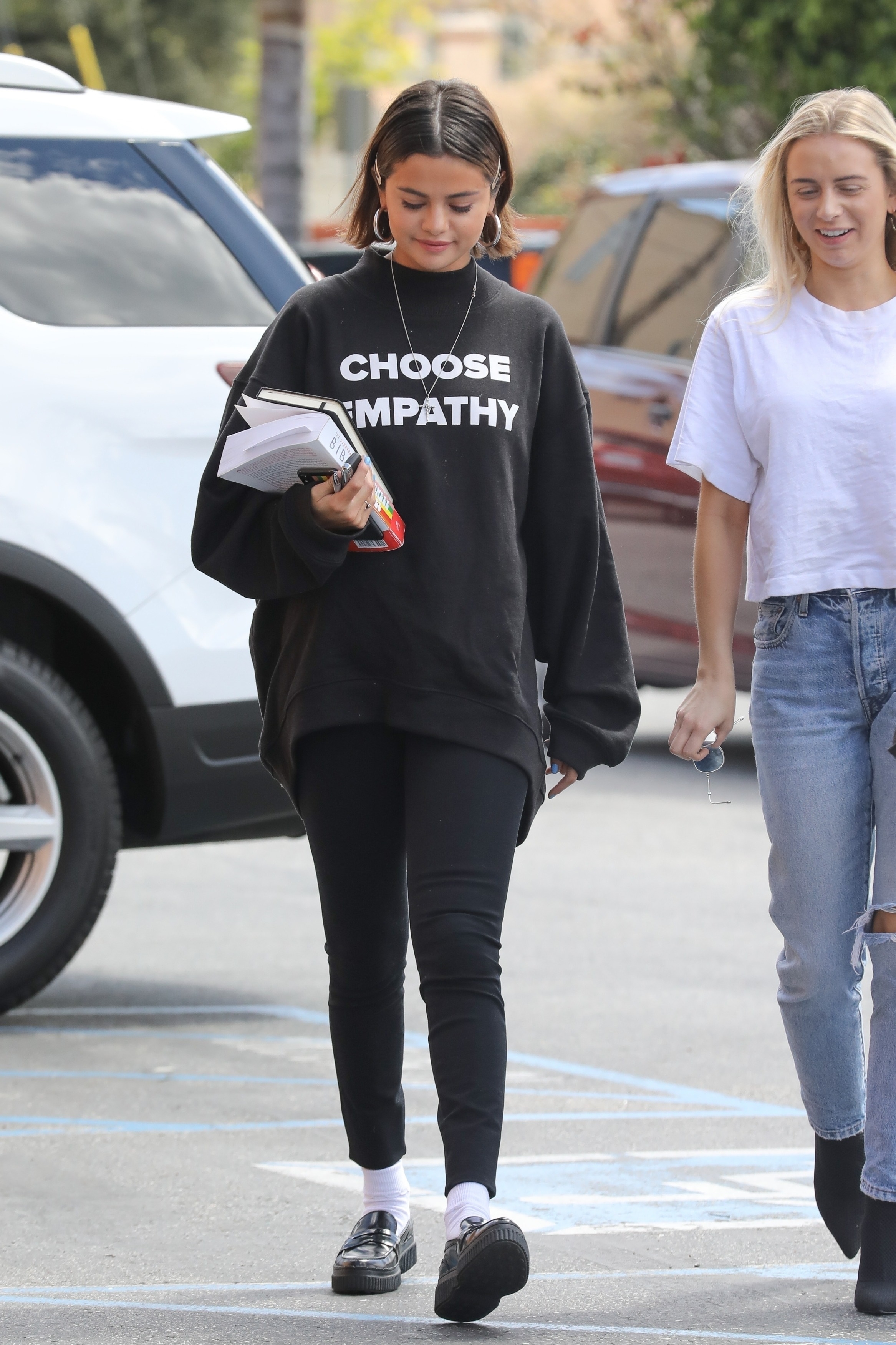 selena-gomez-out-for-lunch-in-studio-city-32518-16.jpg