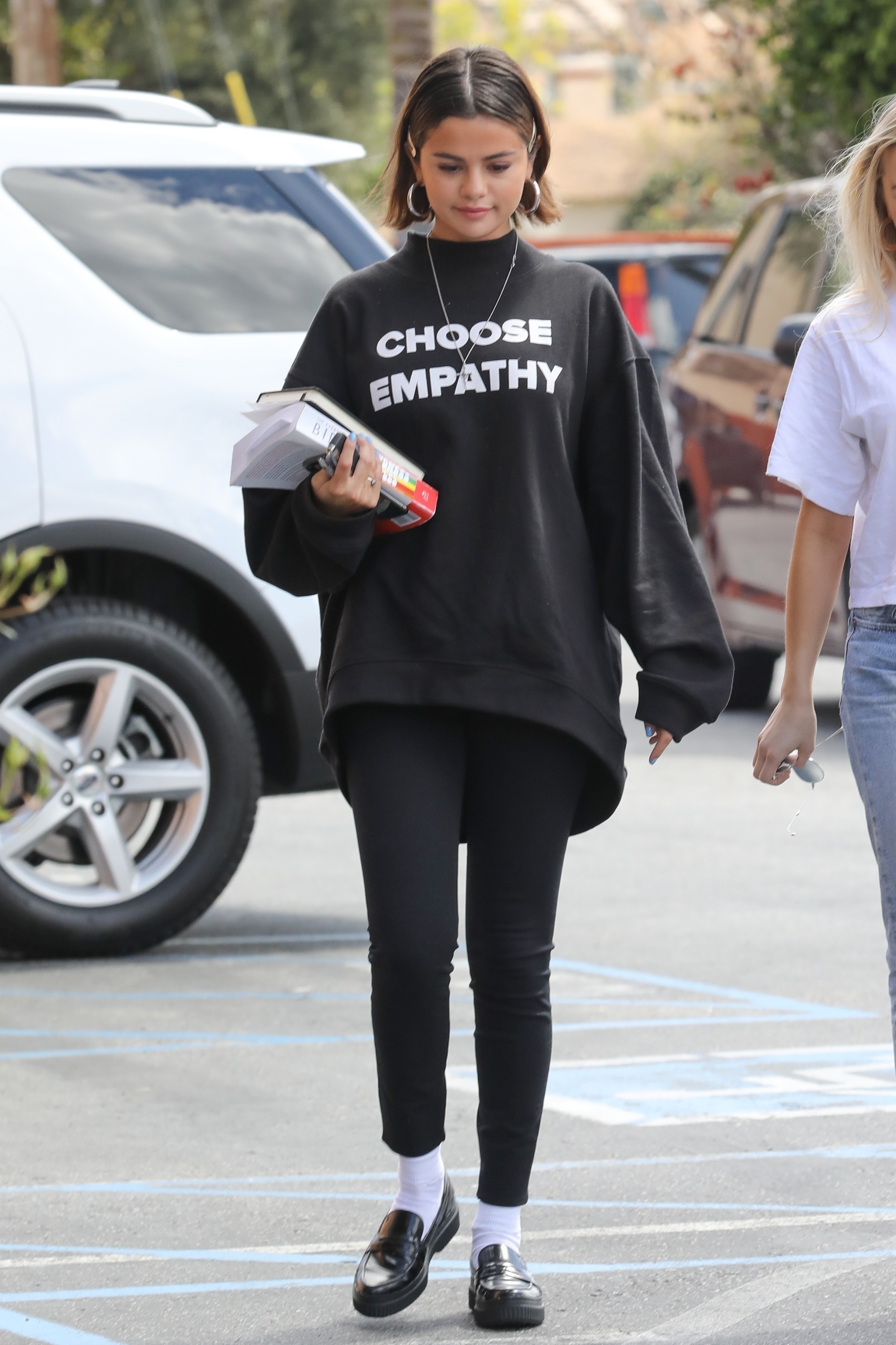 selena-gomez-out-for-lunch-in-studio-city-32518-10.jpg