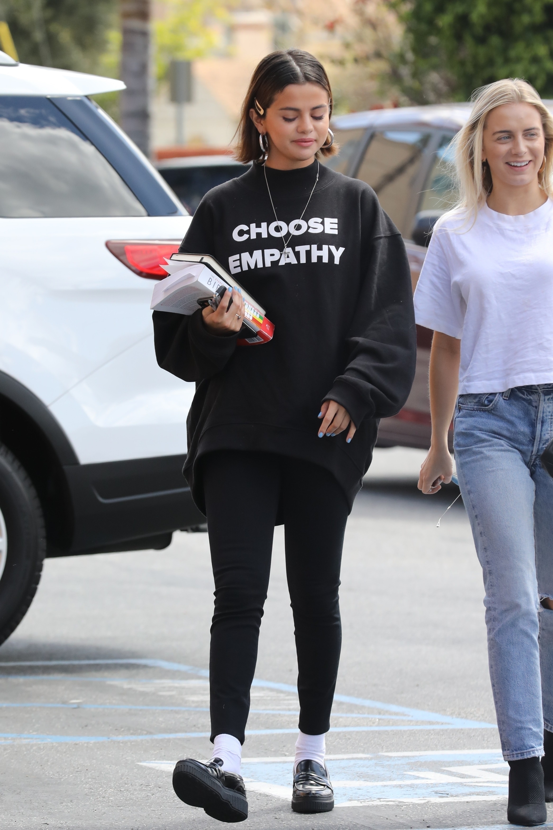 selena-gomez-out-for-lunch-in-studio-city-32518-17.jpg