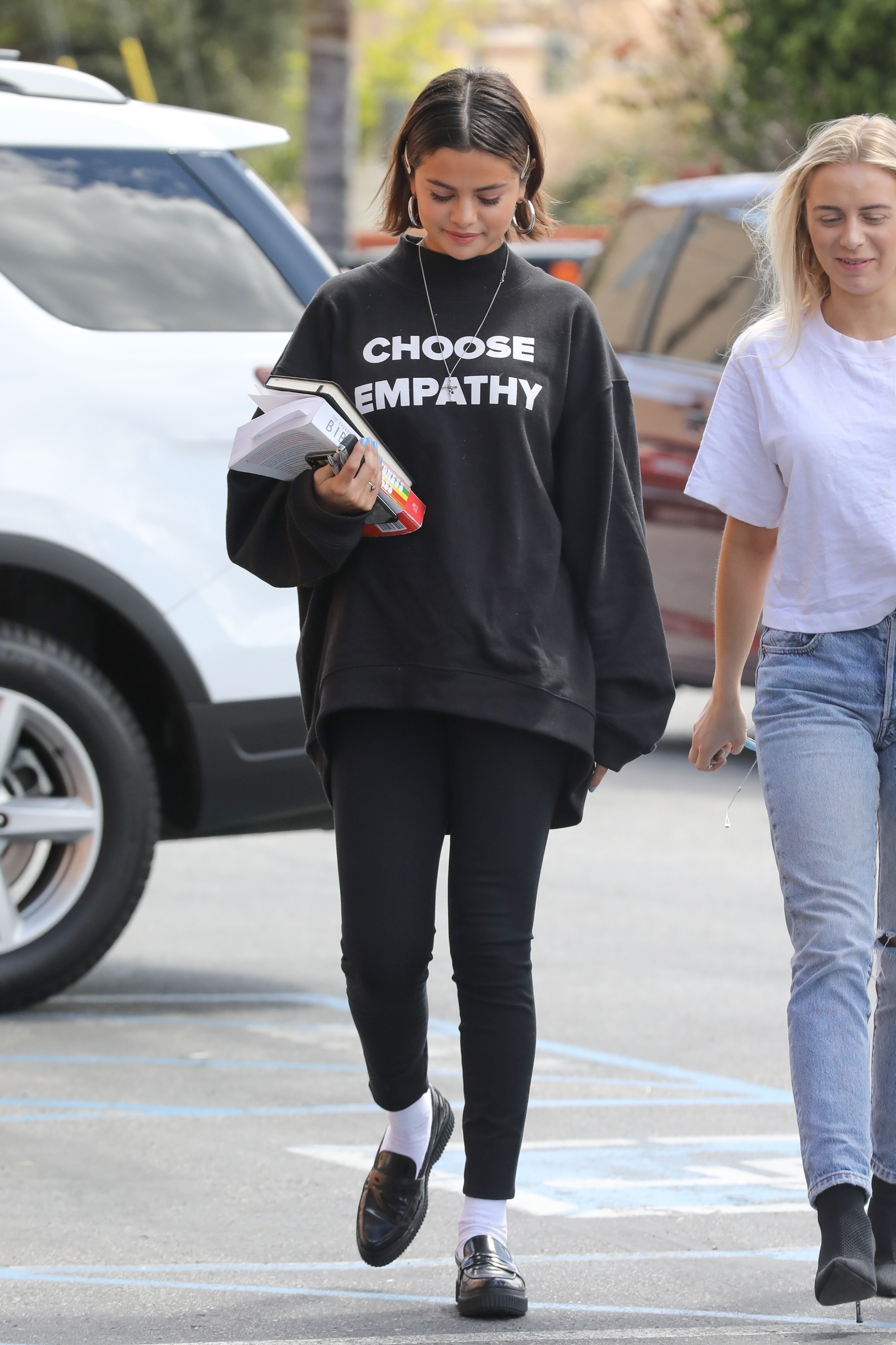 selena-gomez-out-for-lunch-in-studio-city-32518-14.jpg