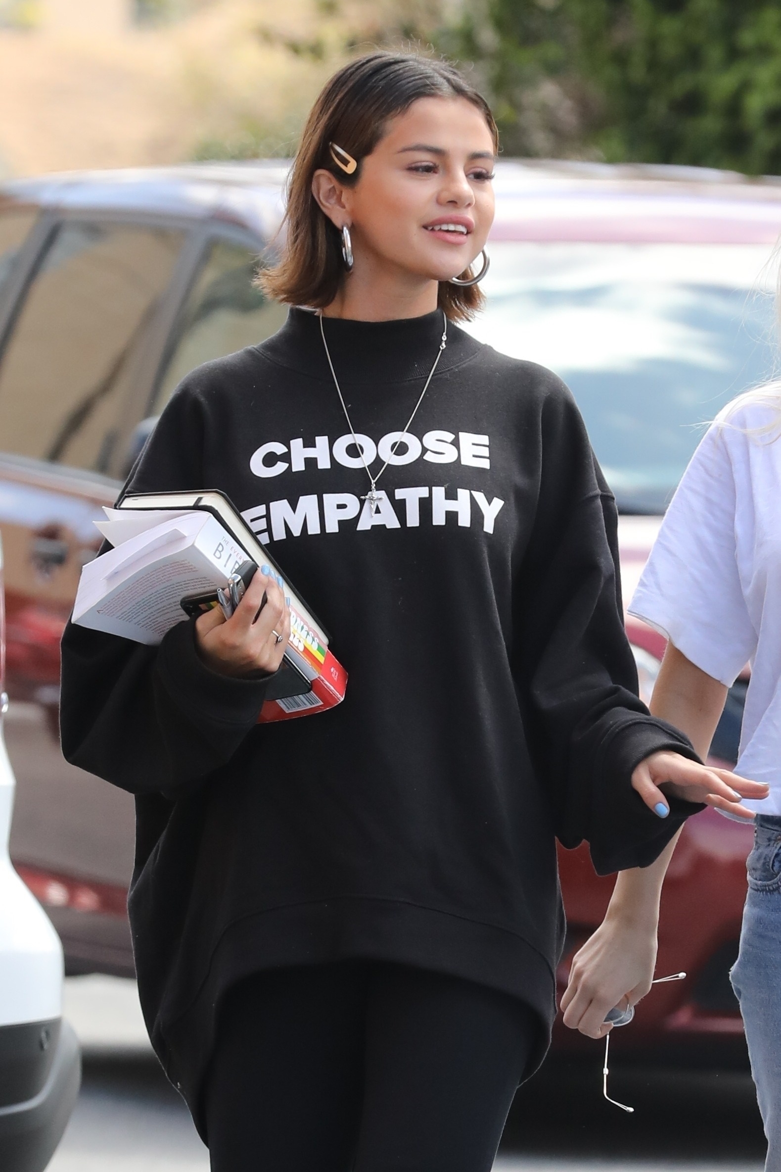 selena-gomez-out-for-lunch-in-studio-city-32518-5.jpg