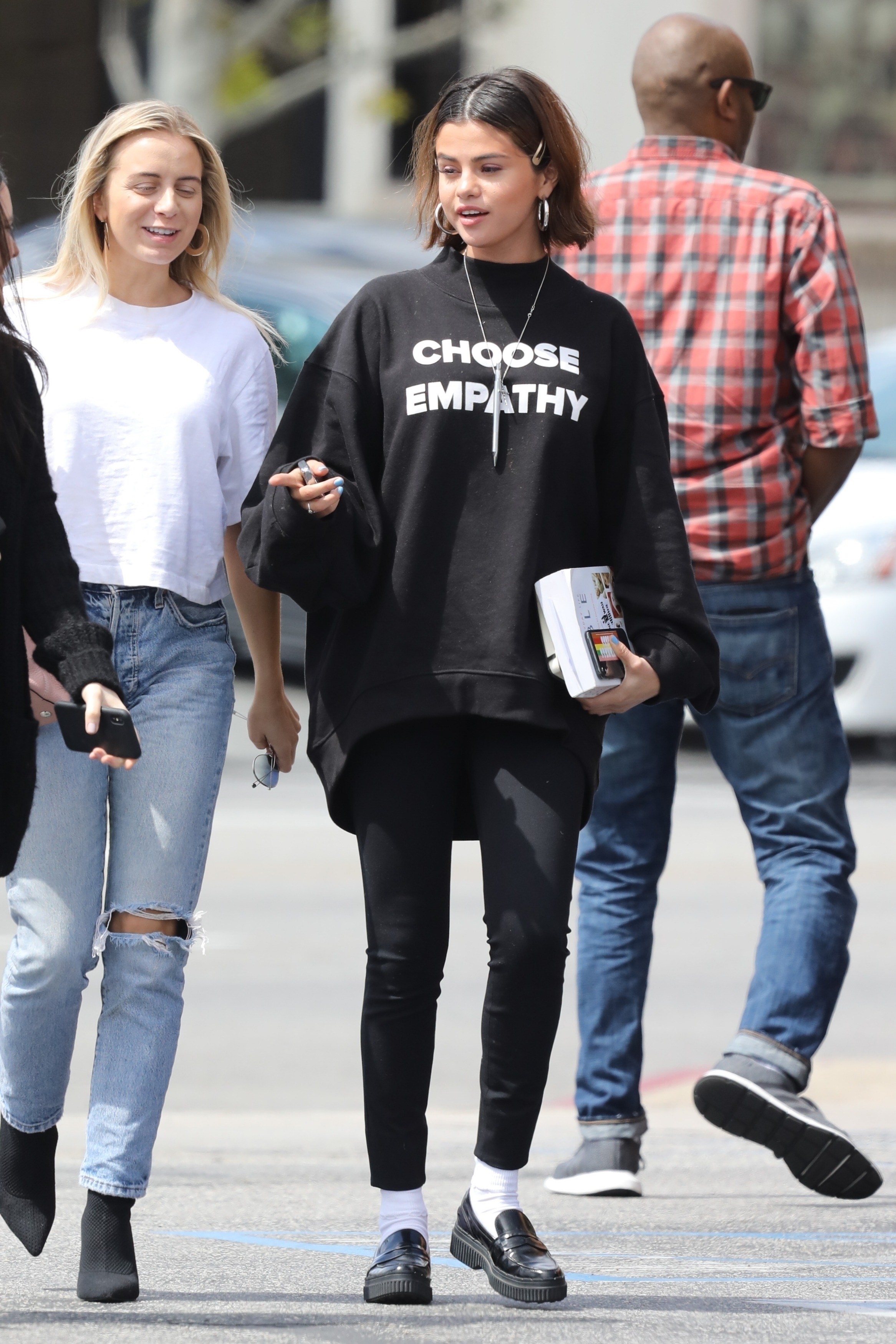 selena-gomez-out-for-lunch-in-studio-city-32518-24.jpg