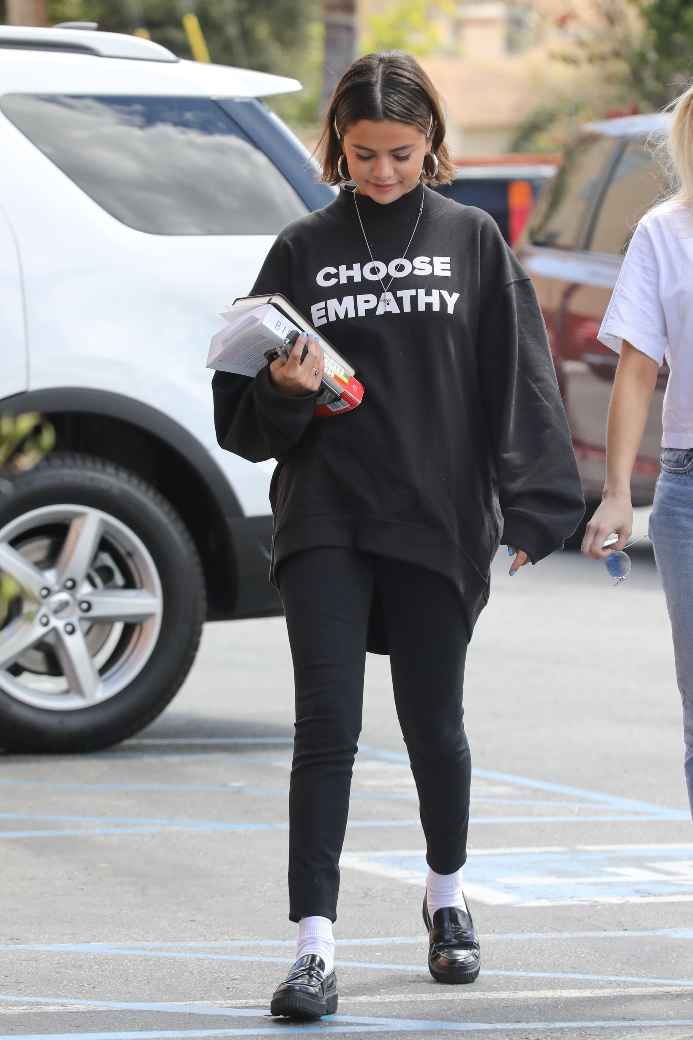 selena-gomez-out-for-lunch-in-studio-city-32518-13.jpg