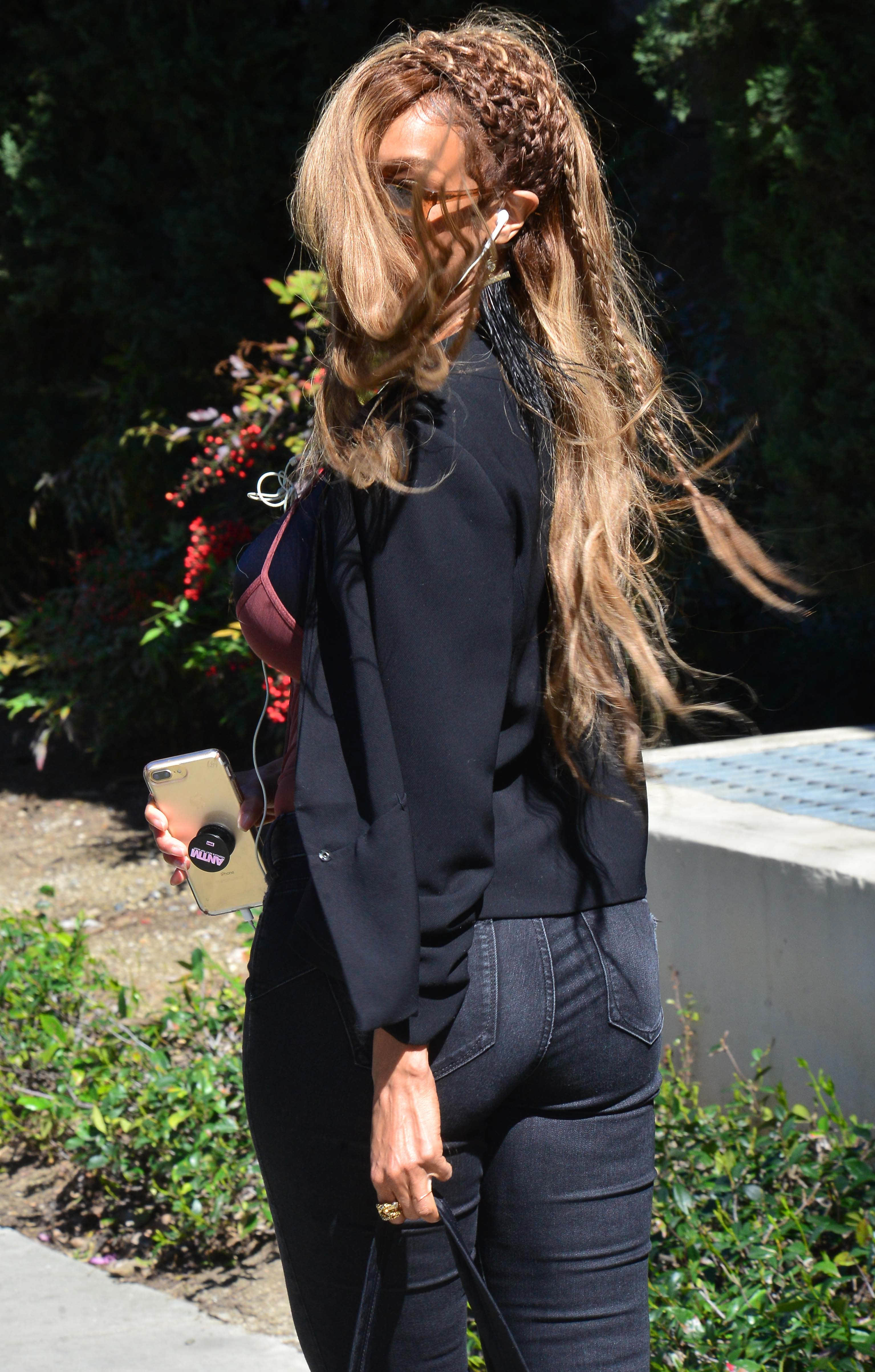 tyra-banks-out-in-beverly-hills-32718-1.jpg