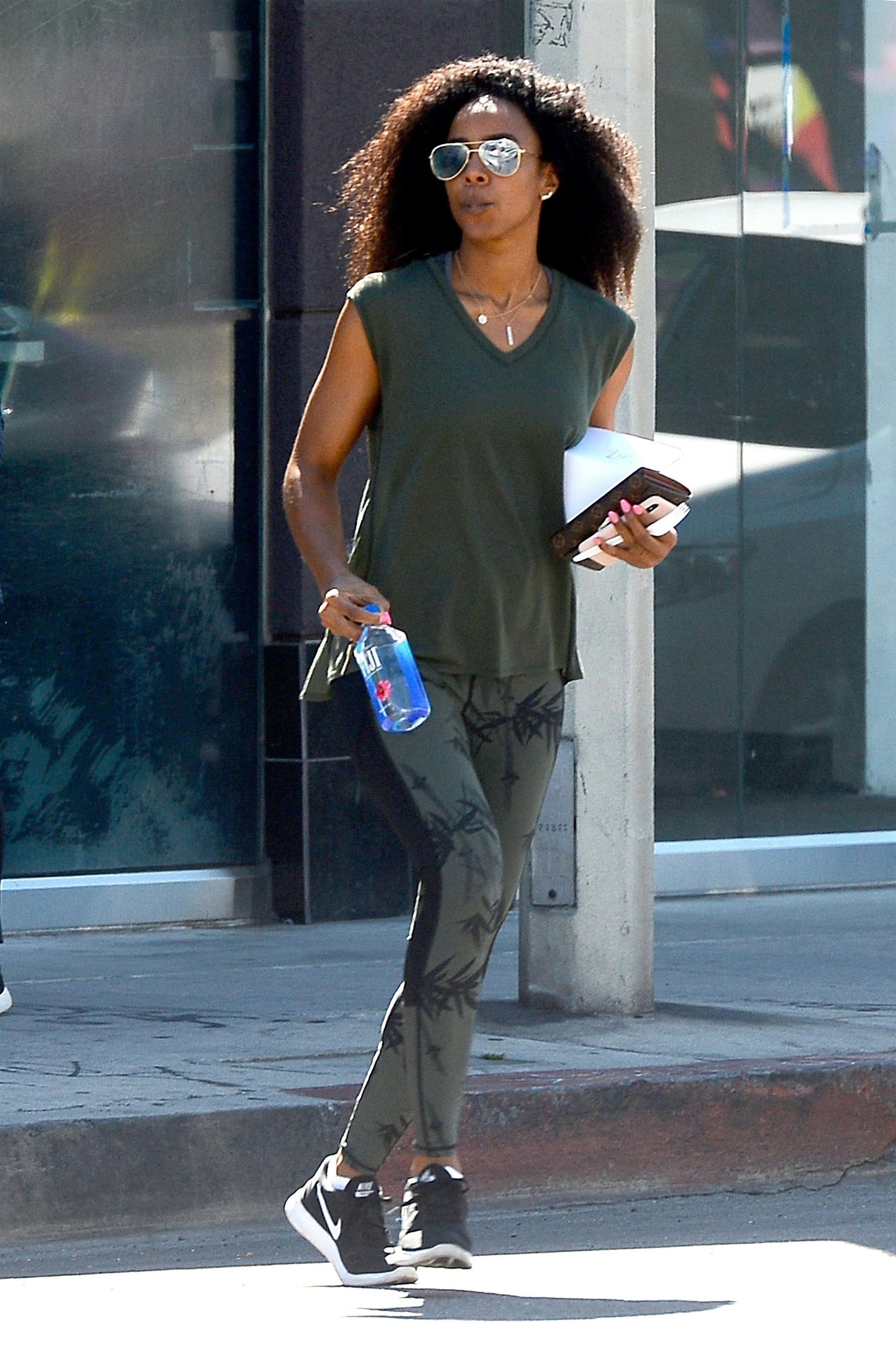 kelly-rowland-out-amp-about-in-west-hollywood-32718-3.jpg