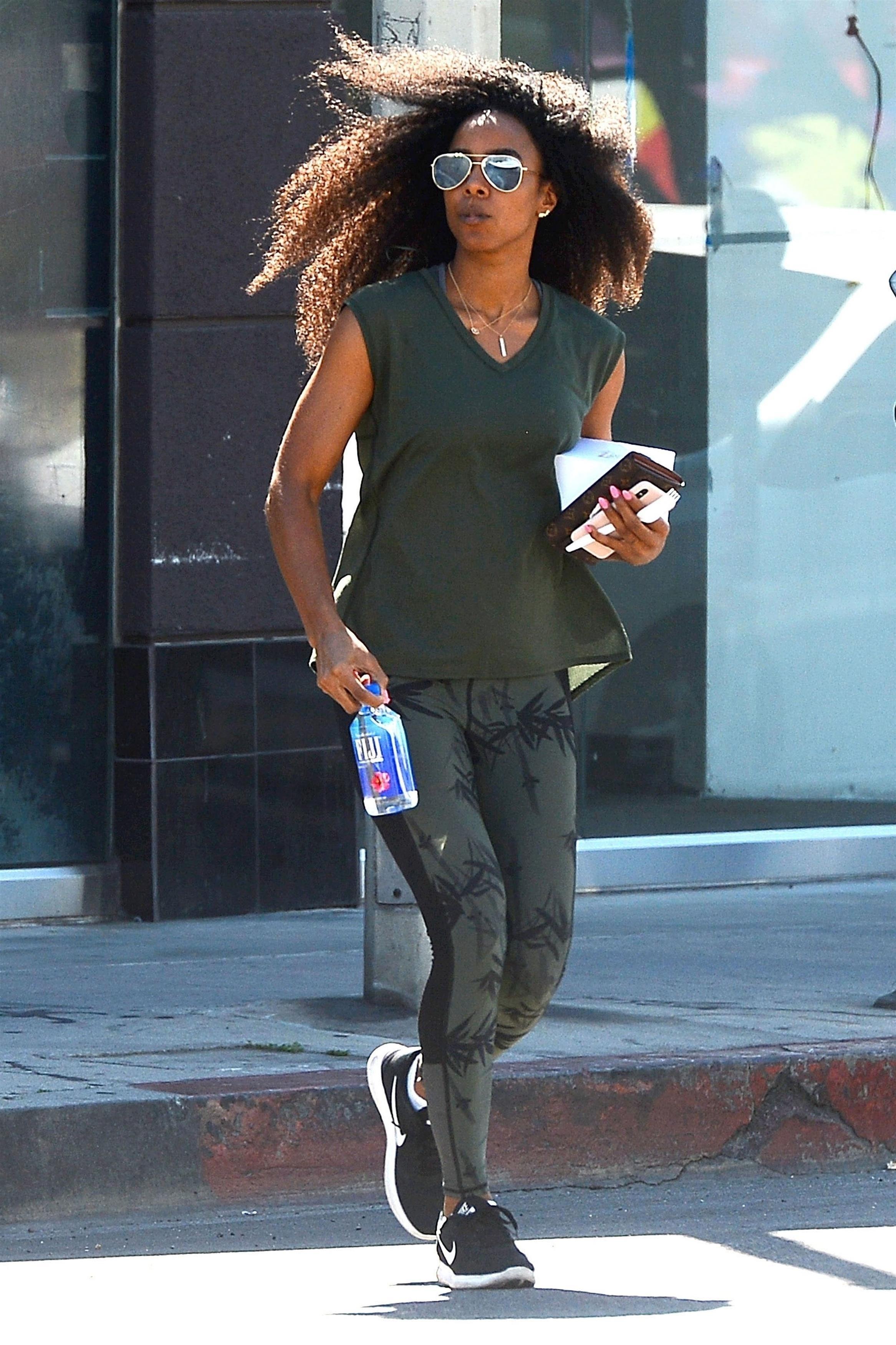 kelly-rowland-out-amp-about-in-west-hollywood-32718-1.jpg