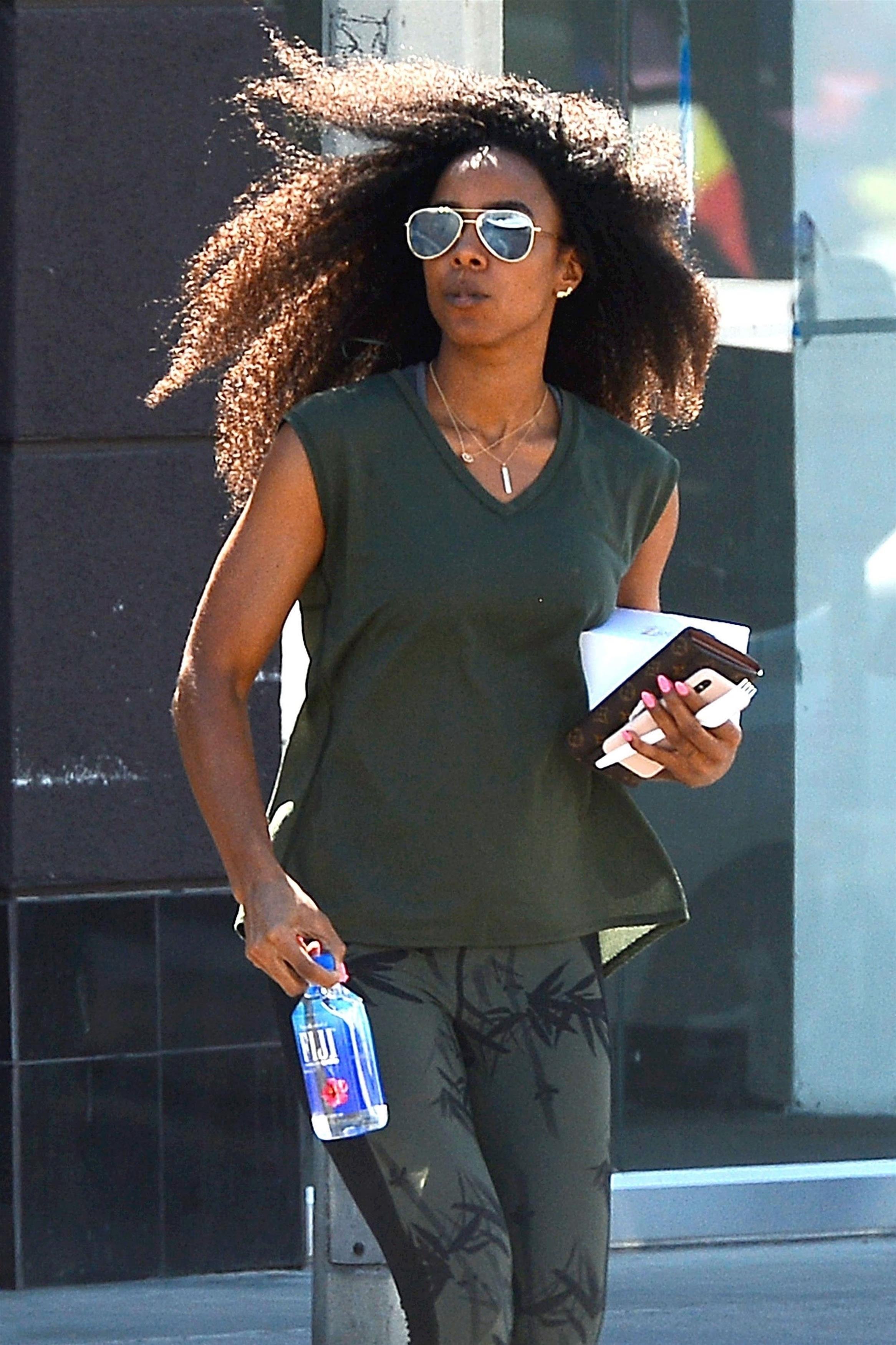 kelly-rowland-out-amp-about-in-west-hollywood-32718.jpg