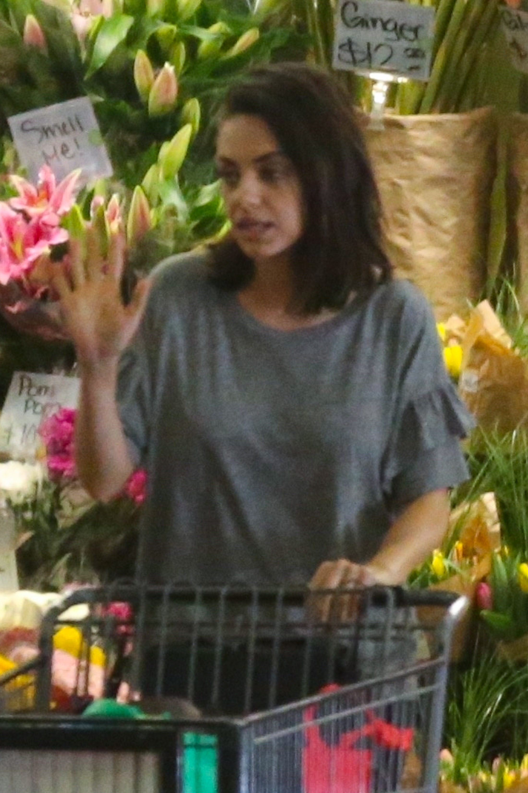 mila-kunis-shopping-at-whole-foods-in-beverly-hills-32918-4.jpg