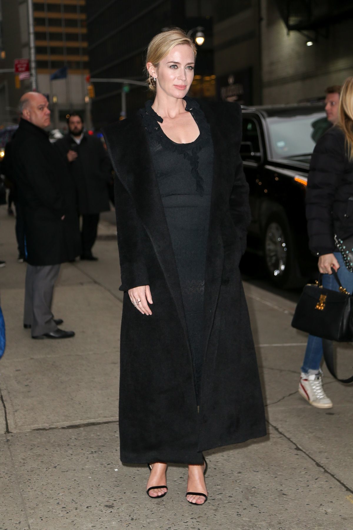 emily-blunt-arriving-at-the-late-show-with-stephen-colbert-in-nyc-32918-2.jpeg