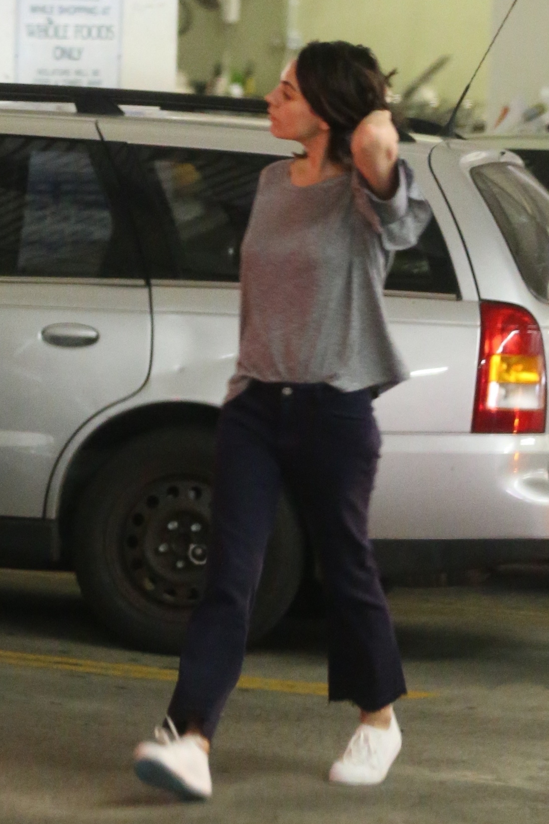 mila-kunis-shopping-at-whole-foods-in-beverly-hills-32918-14.jpg