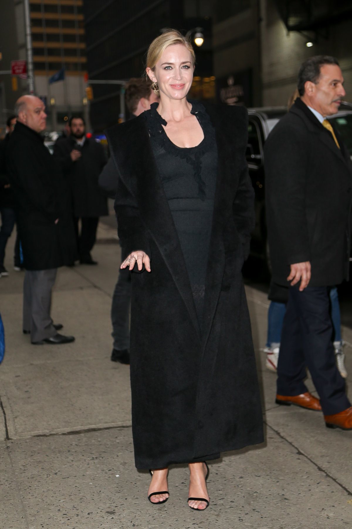 emily-blunt-arriving-at-the-late-show-with-stephen-colbert-in-nyc-32918-4.jpeg