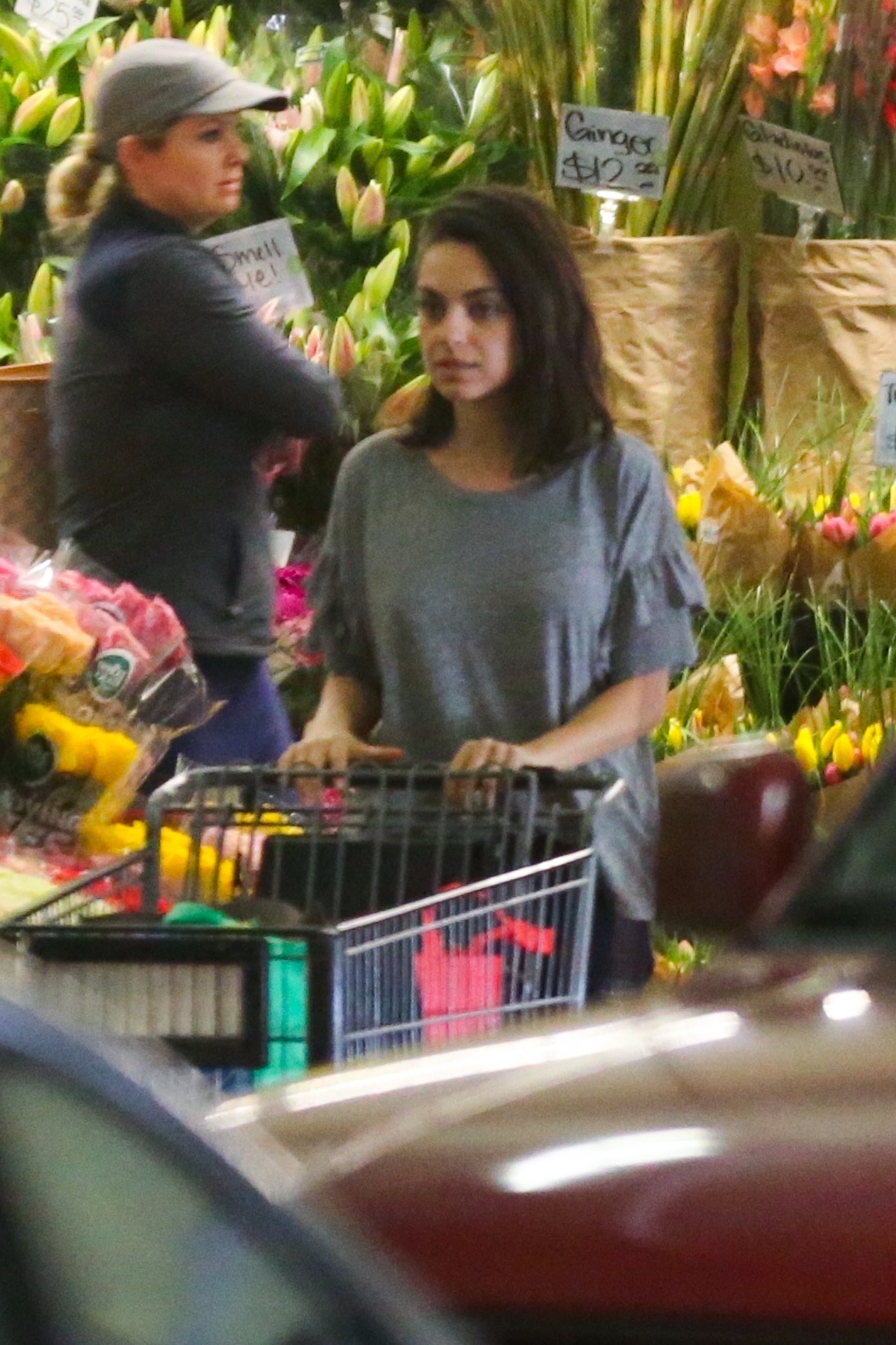 mila-kunis-shopping-at-whole-foods-in-beverly-hills-32918-6.jpg