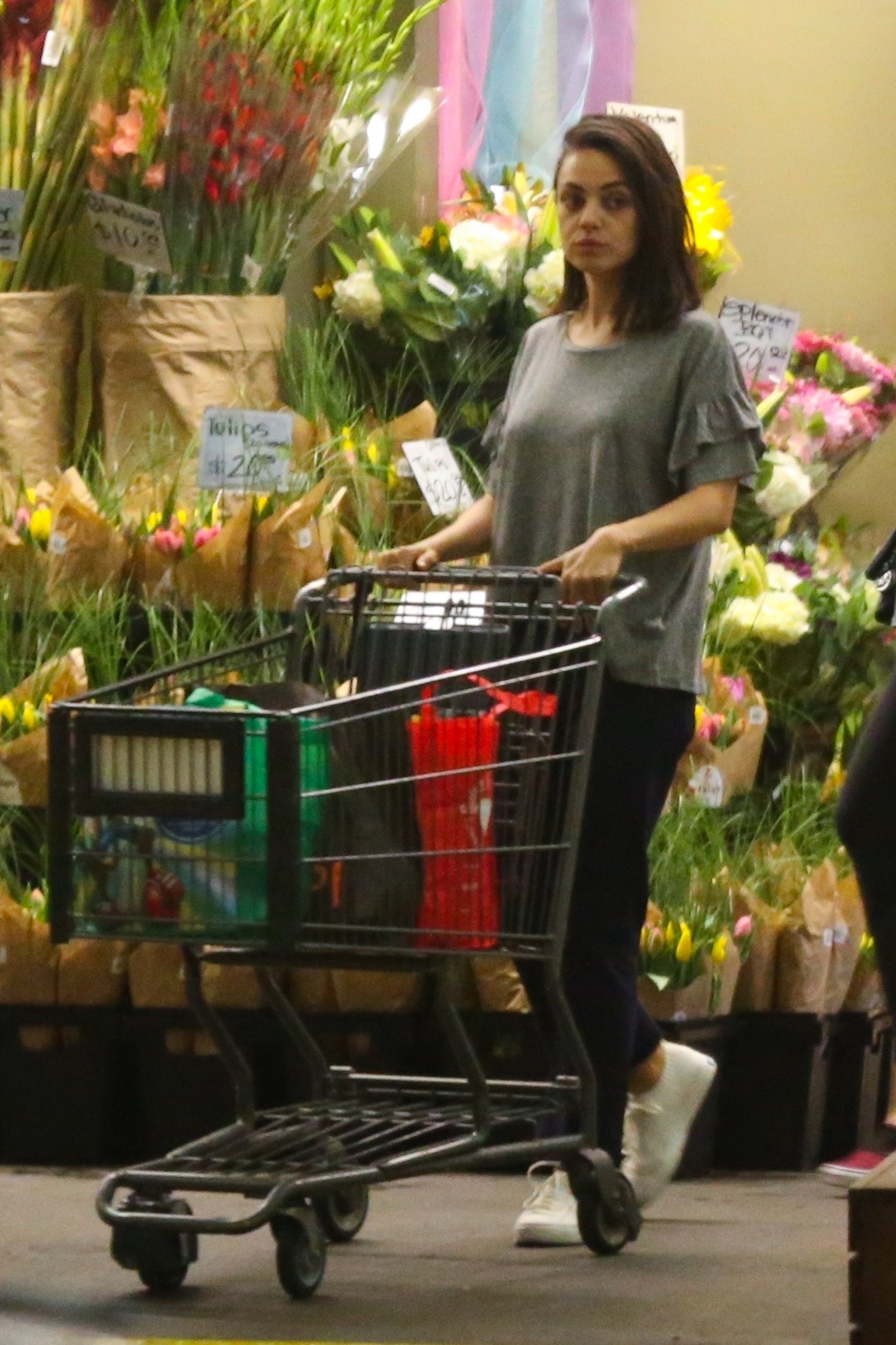 mila-kunis-shopping-at-whole-foods-in-beverly-hills-32918-10.jpg