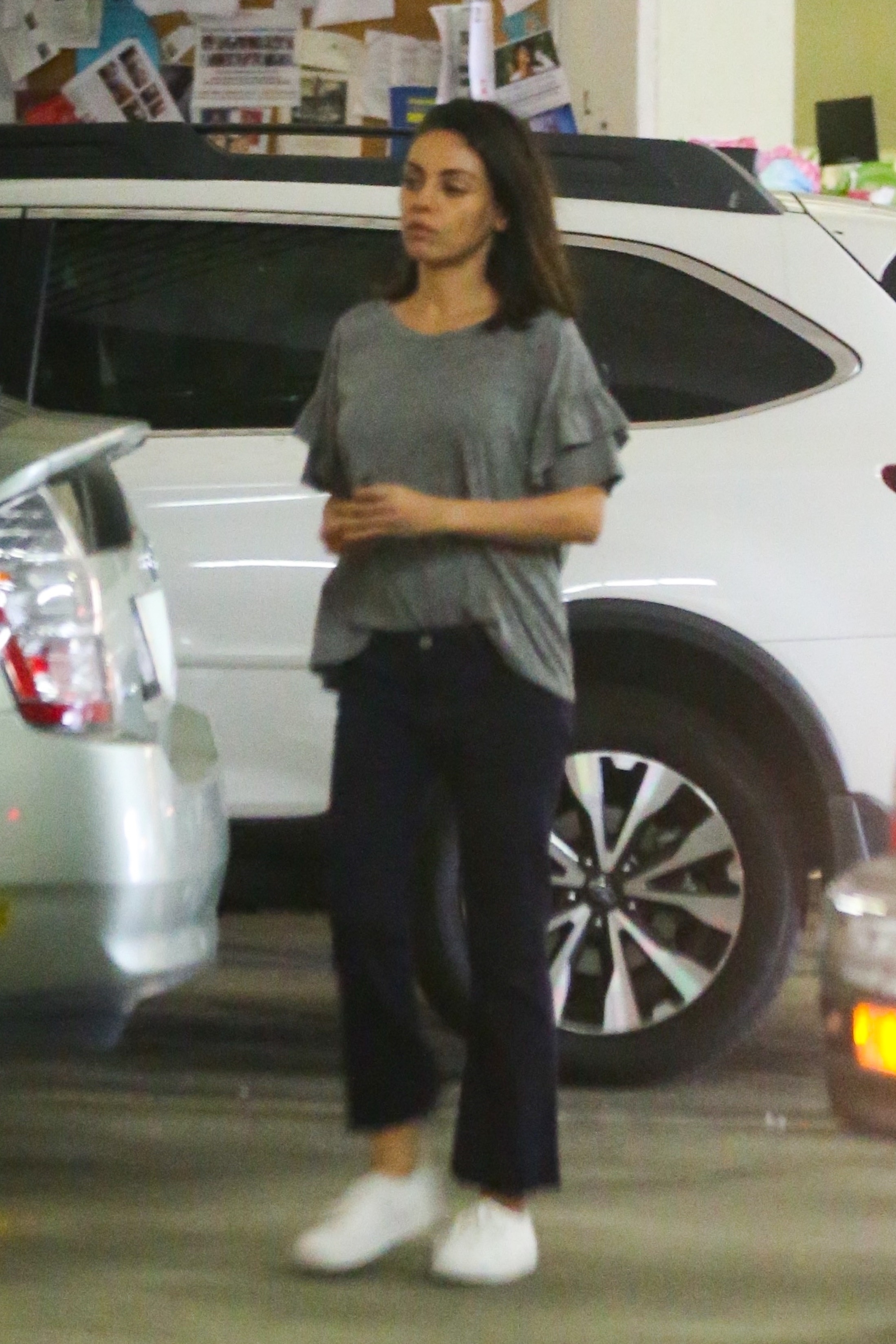 mila-kunis-shopping-at-whole-foods-in-beverly-hills-32918-12.jpg