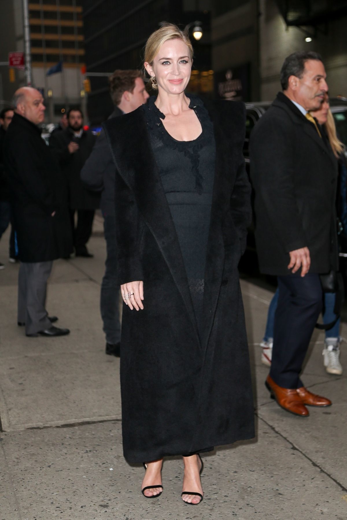 emily-blunt-arriving-at-the-late-show-with-stephen-colbert-in-nyc-32918-8.jpeg