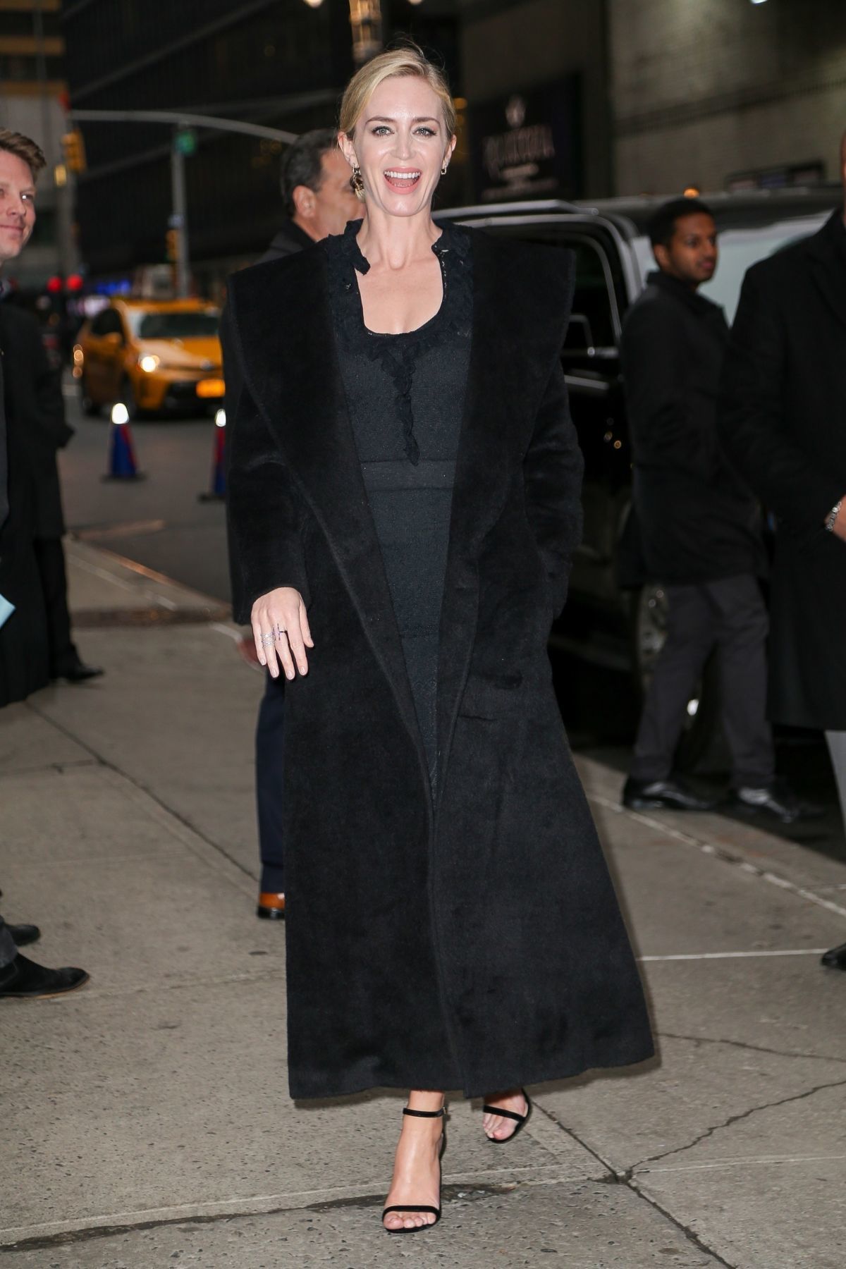 emily-blunt-arriving-at-the-late-show-with-stephen-colbert-in-nyc-32918-7.jpeg