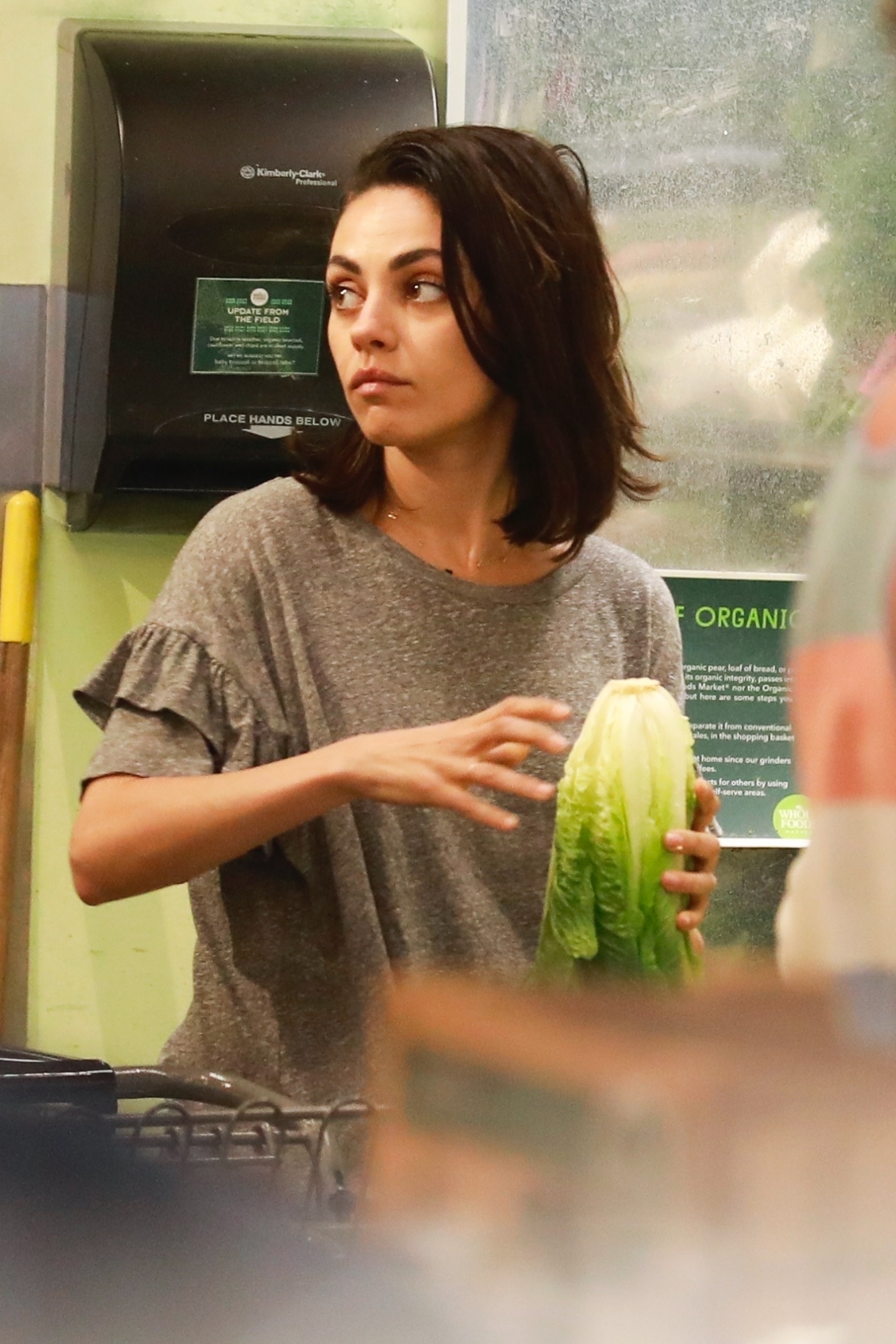 mila-kunis-shopping-at-whole-foods-in-beverly-hills-32918.jpg