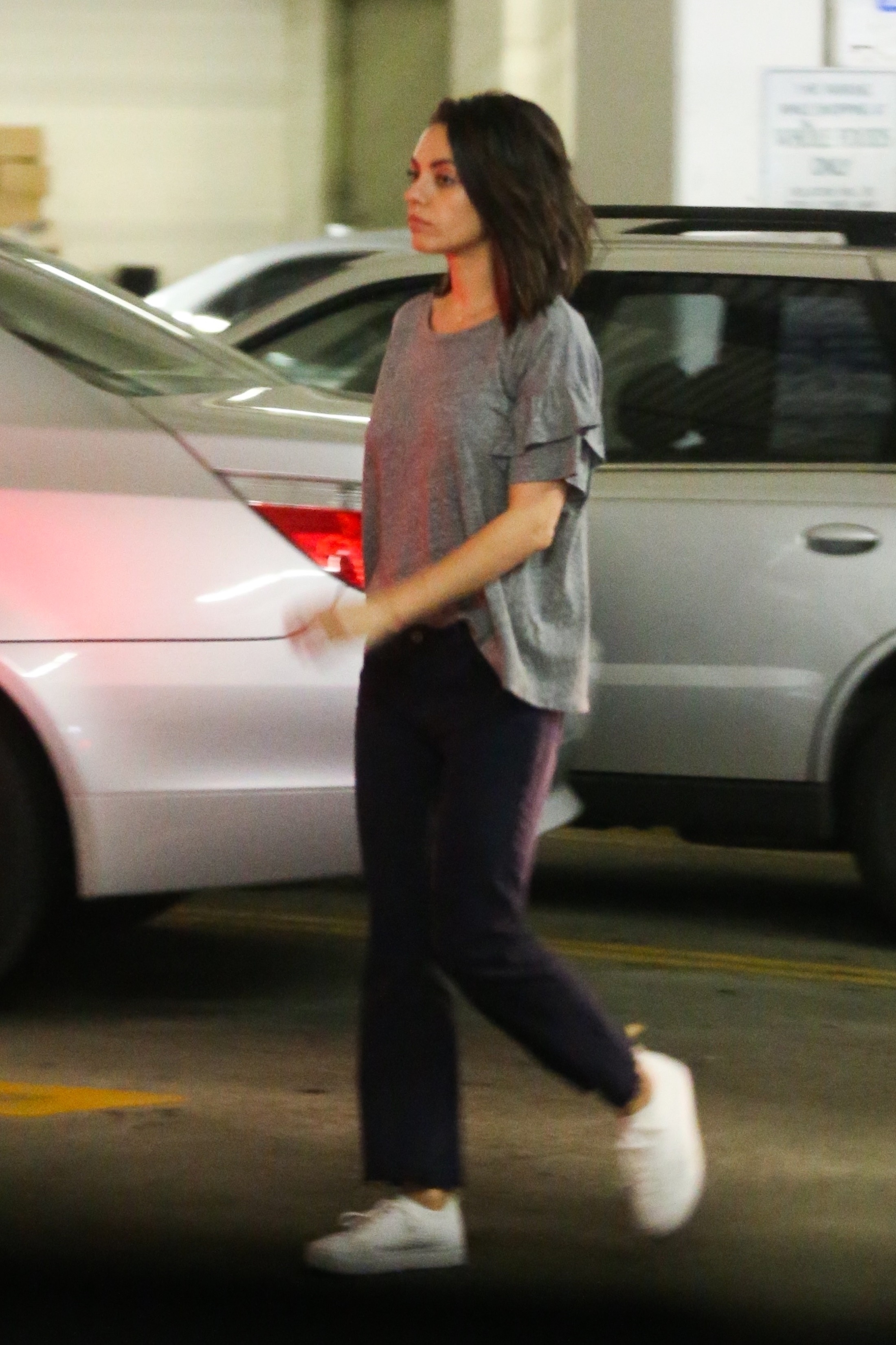 mila-kunis-shopping-at-whole-foods-in-beverly-hills-32918-13.jpg