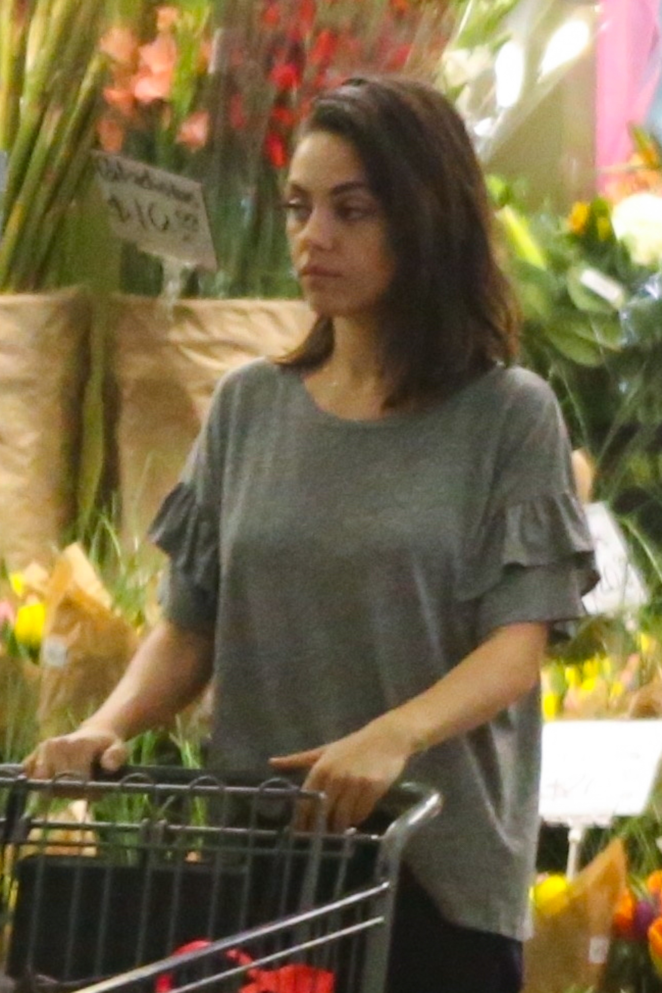 mila-kunis-shopping-at-whole-foods-in-beverly-hills-32918-2.jpg