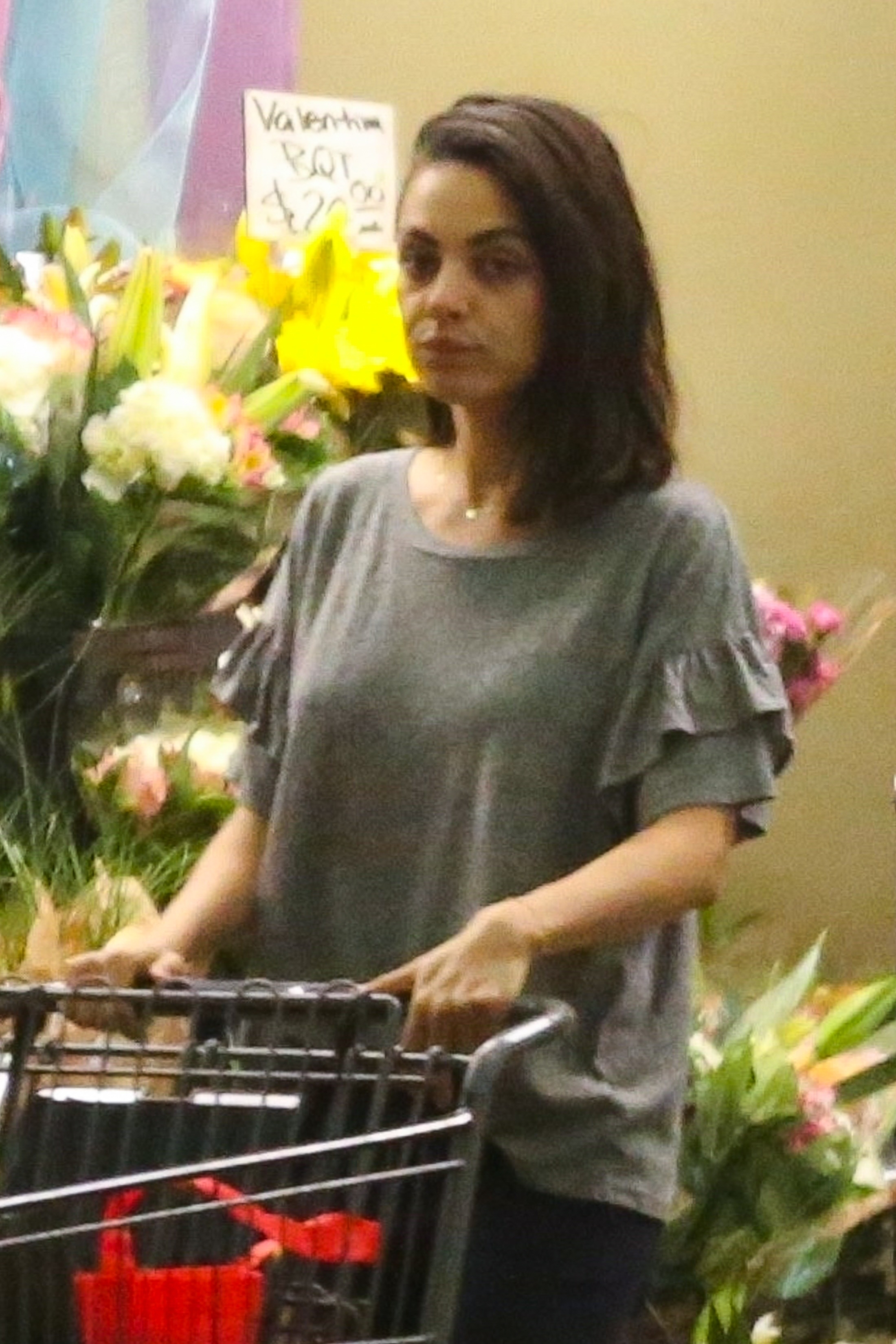 mila-kunis-shopping-at-whole-foods-in-beverly-hills-32918-3.jpg