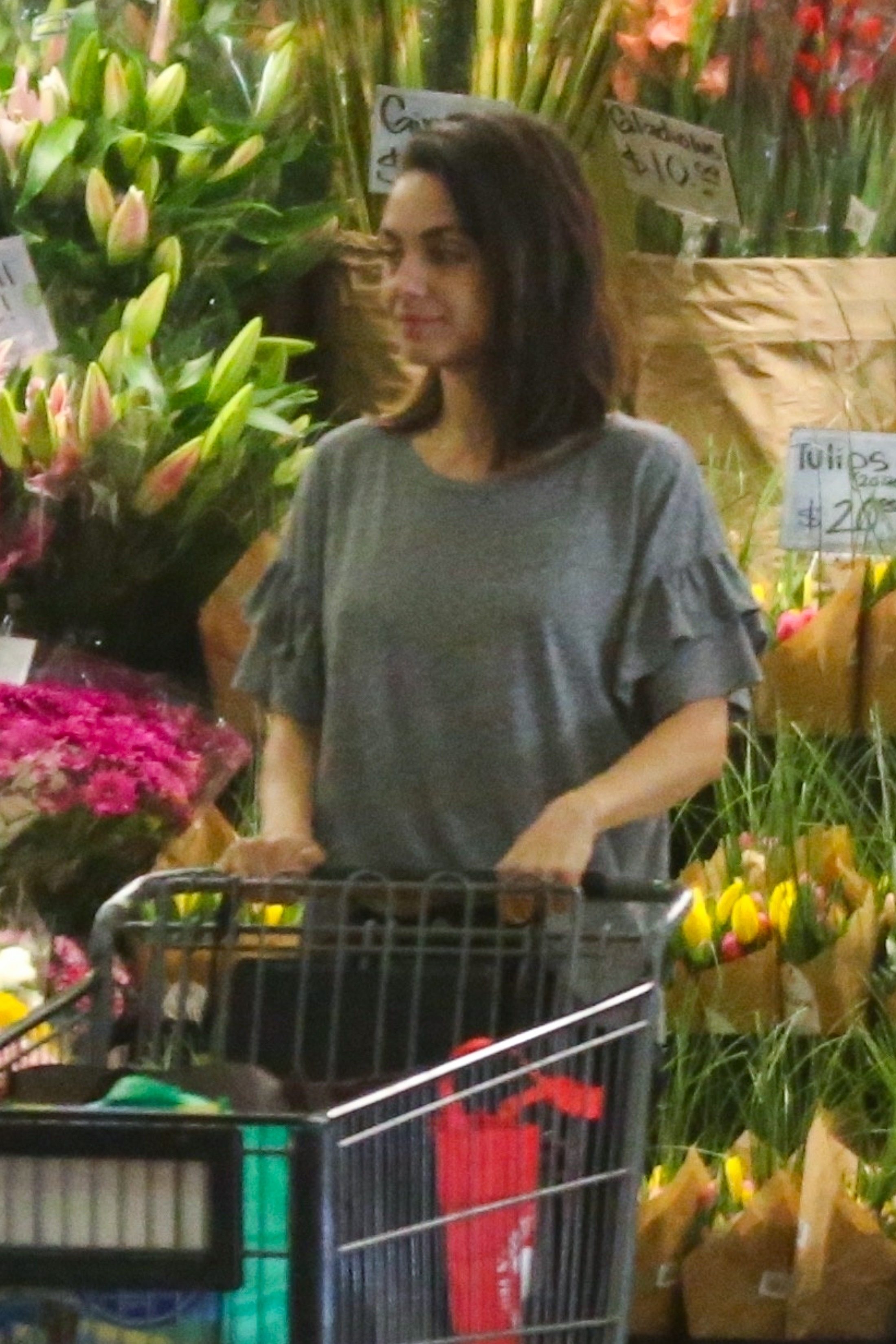 mila-kunis-shopping-at-whole-foods-in-beverly-hills-32918-1.jpg