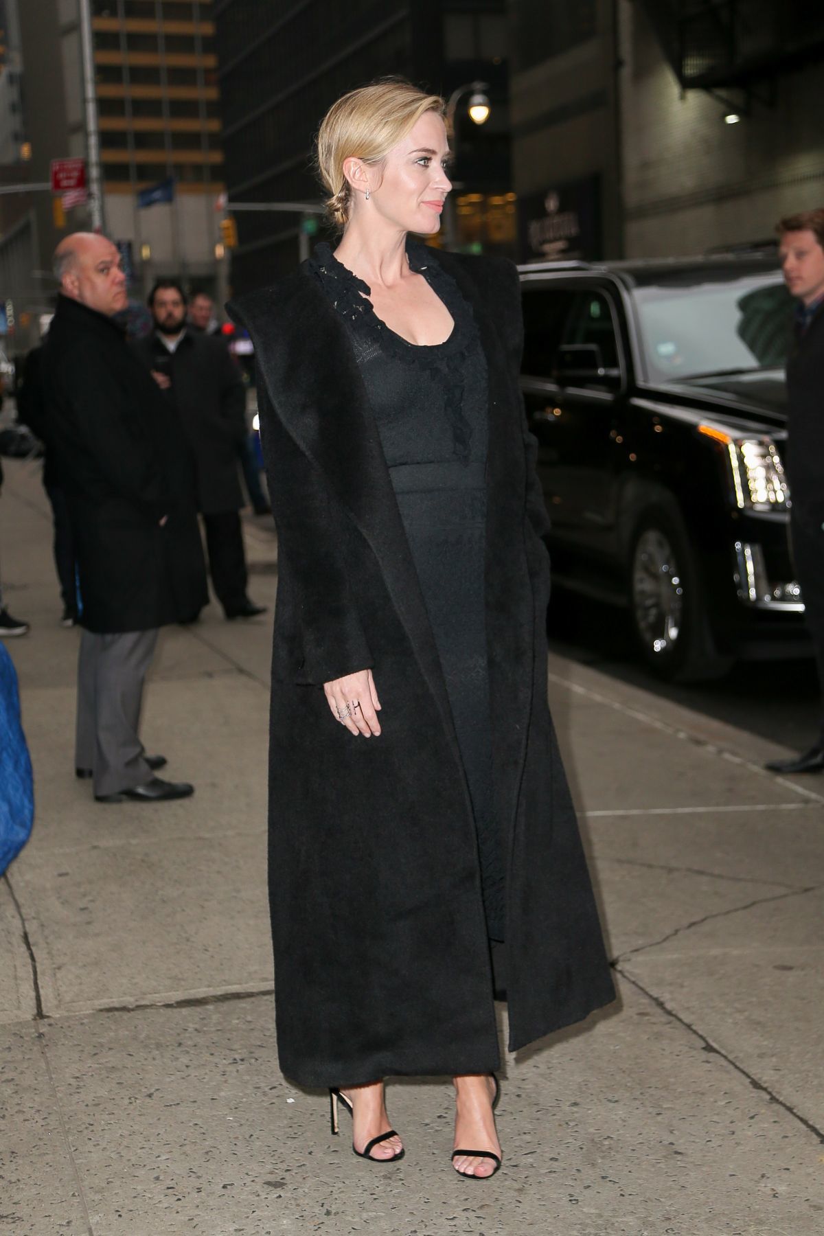 emily-blunt-arriving-at-the-late-show-with-stephen-colbert-in-nyc-32918-3.jpeg