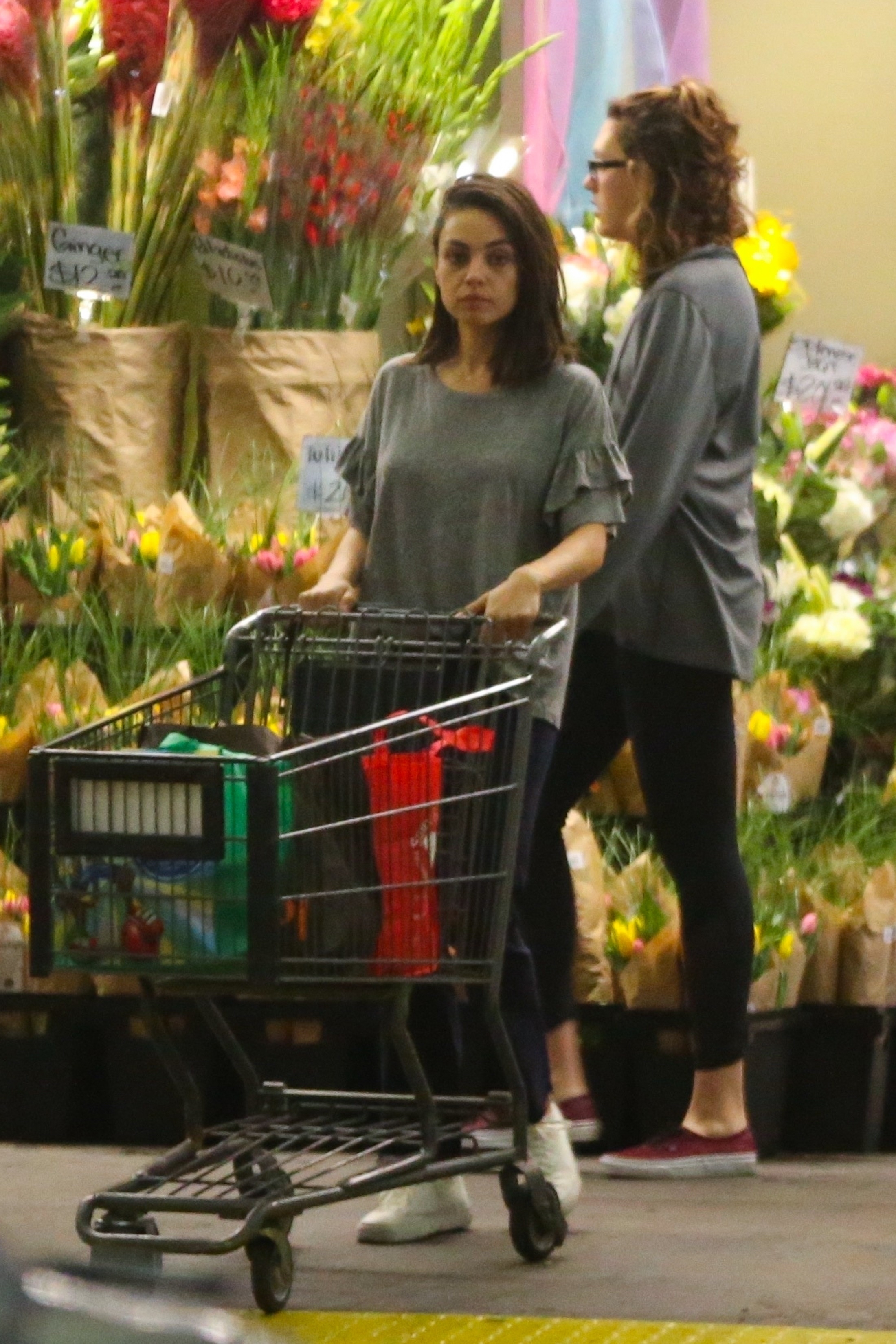 mila-kunis-shopping-at-whole-foods-in-beverly-hills-32918-9.jpg