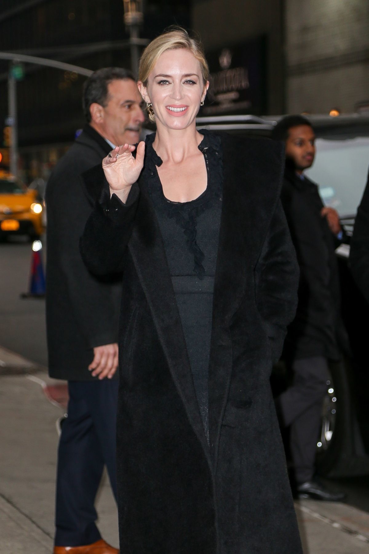 emily-blunt-arriving-at-the-late-show-with-stephen-colbert-in-nyc-32918-11.jpeg