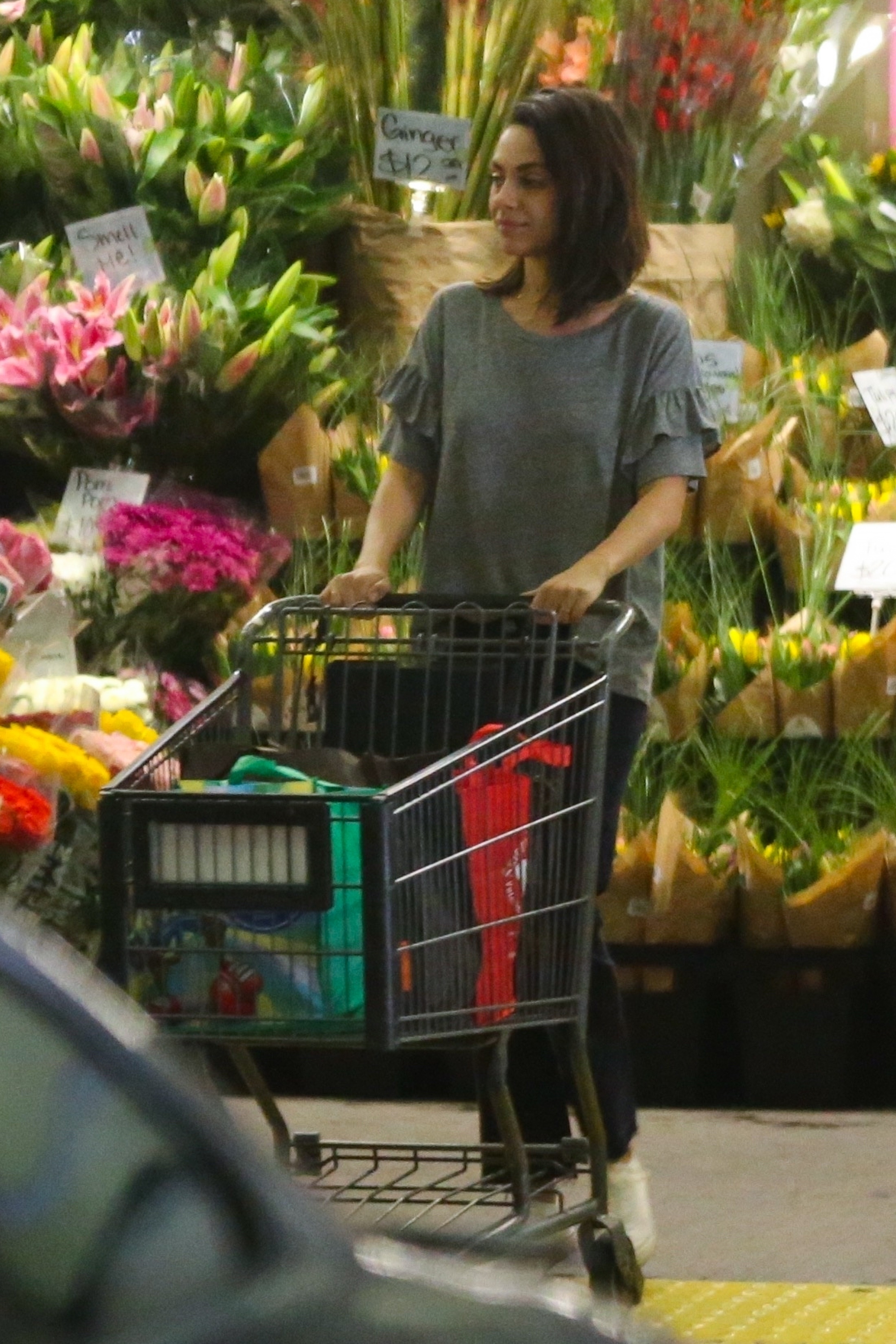 mila-kunis-shopping-at-whole-foods-in-beverly-hills-32918-7.jpg